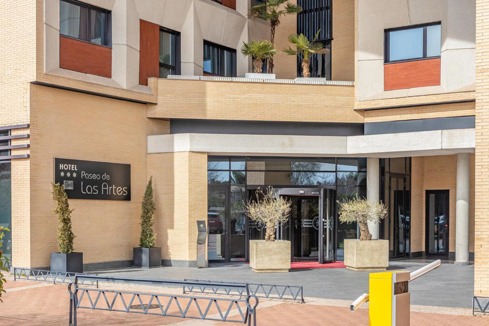 Facade/entrance in Sercotel Las Artes Pinto