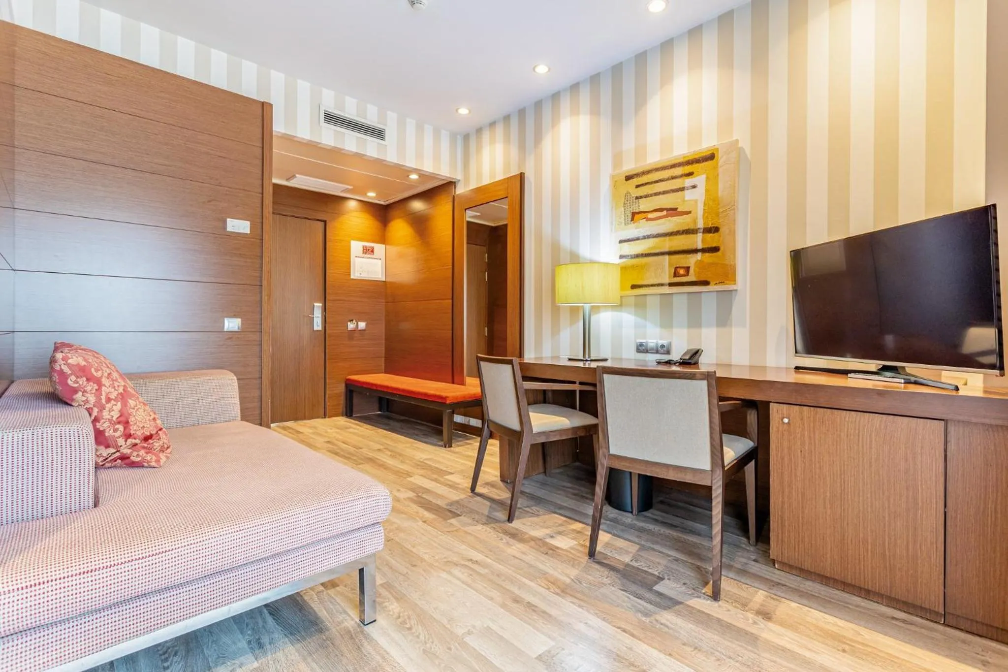 Photo of the whole room, Bed in Sercotel Las Artes Pinto