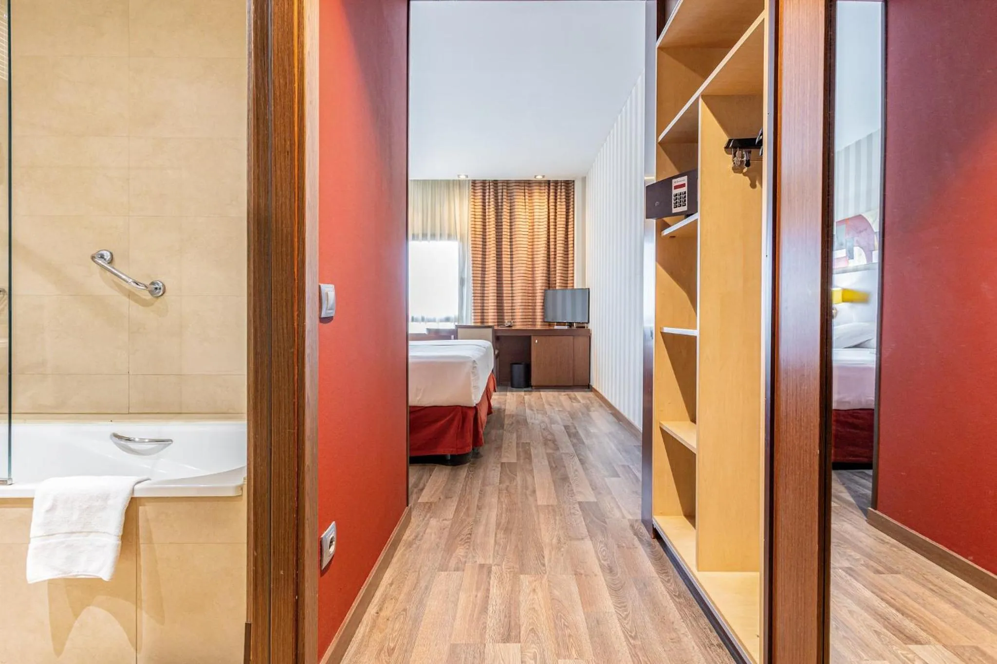 Photo of the whole room, Bed in Sercotel Las Artes Pinto