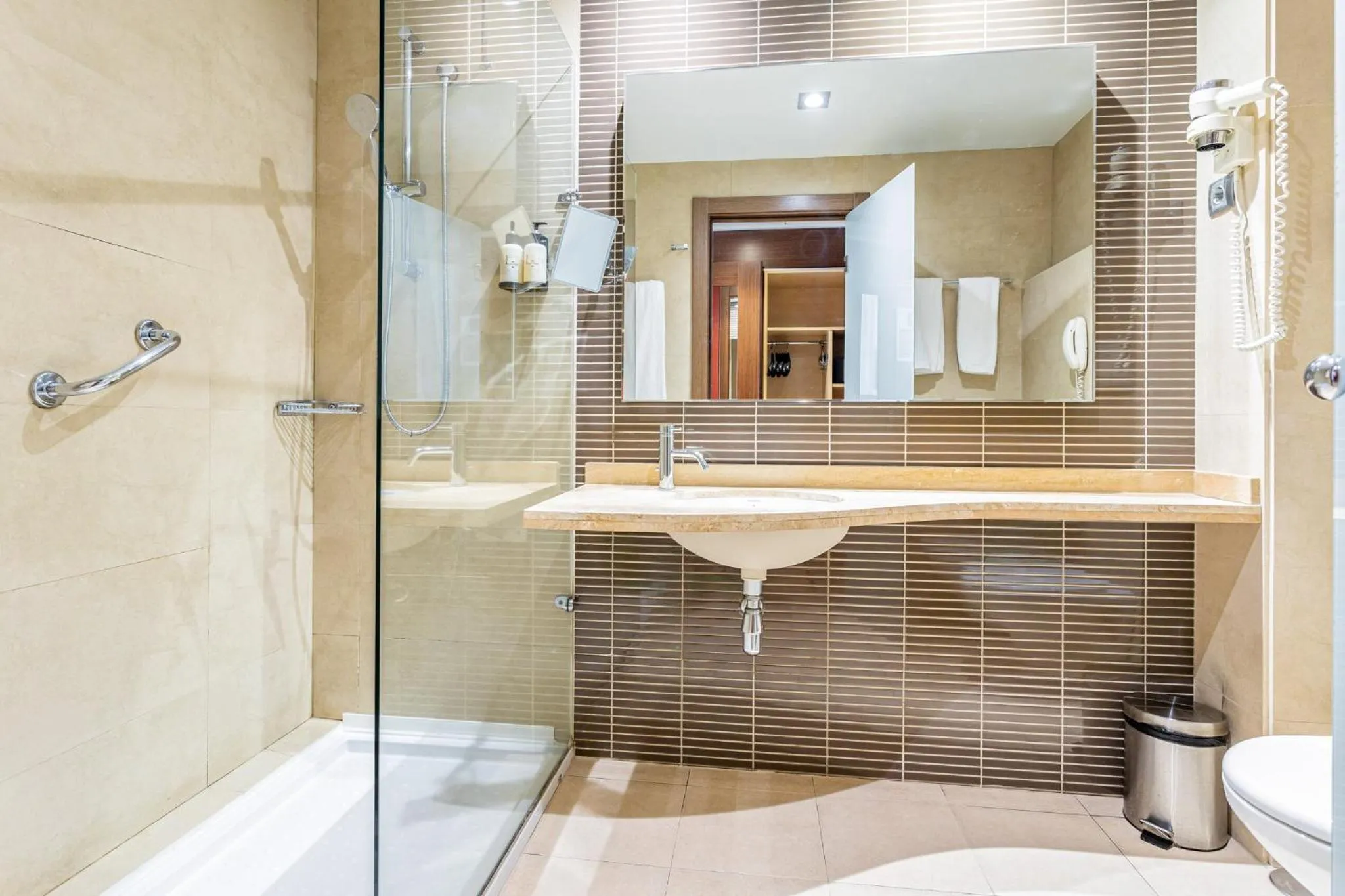 Photo of the whole room in Sercotel Las Artes Pinto