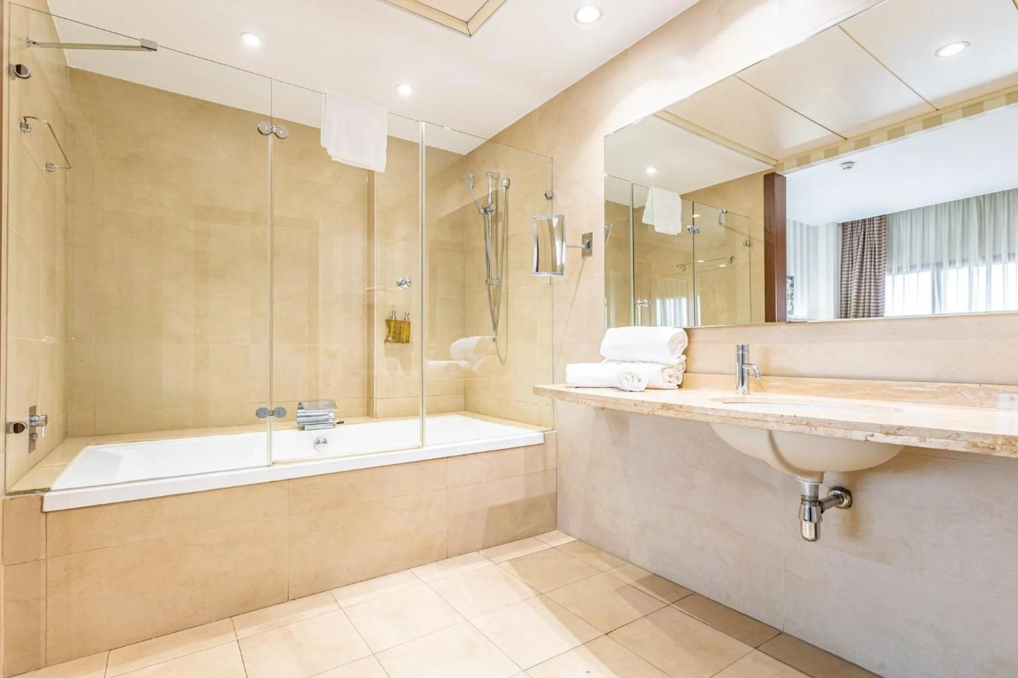 Photo of the whole room in Sercotel Las Artes Pinto