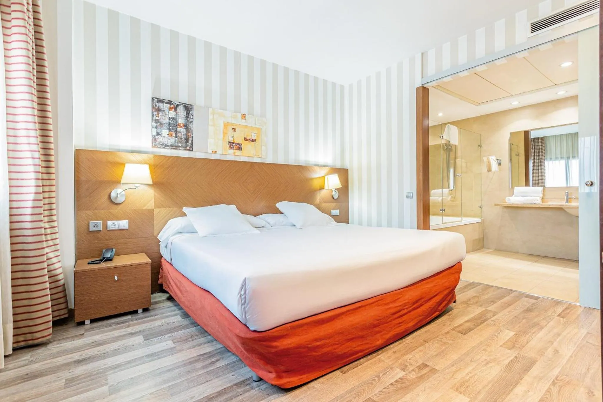 Photo of the whole room, Bed in Sercotel Las Artes Pinto