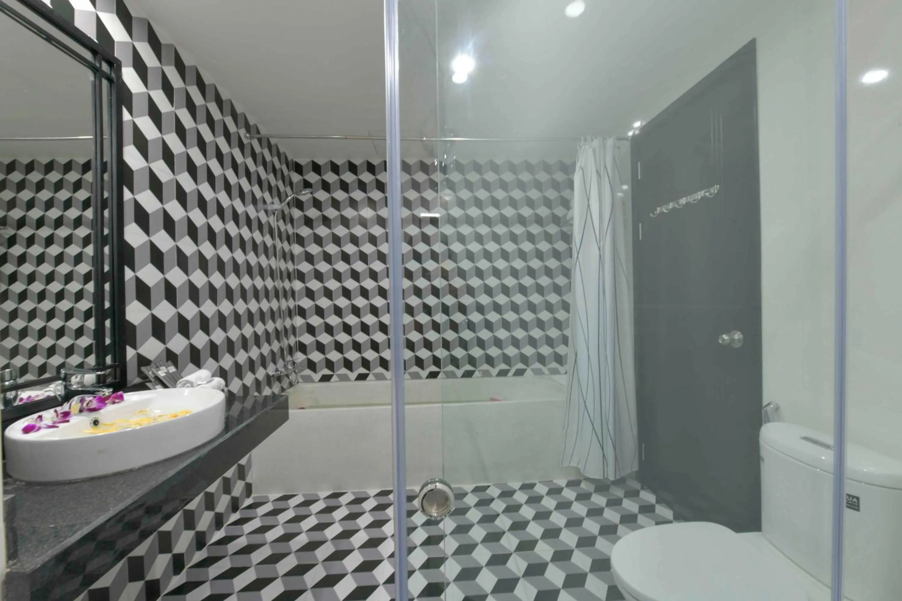 Shower in Gem Riverside Hotel Hoi An