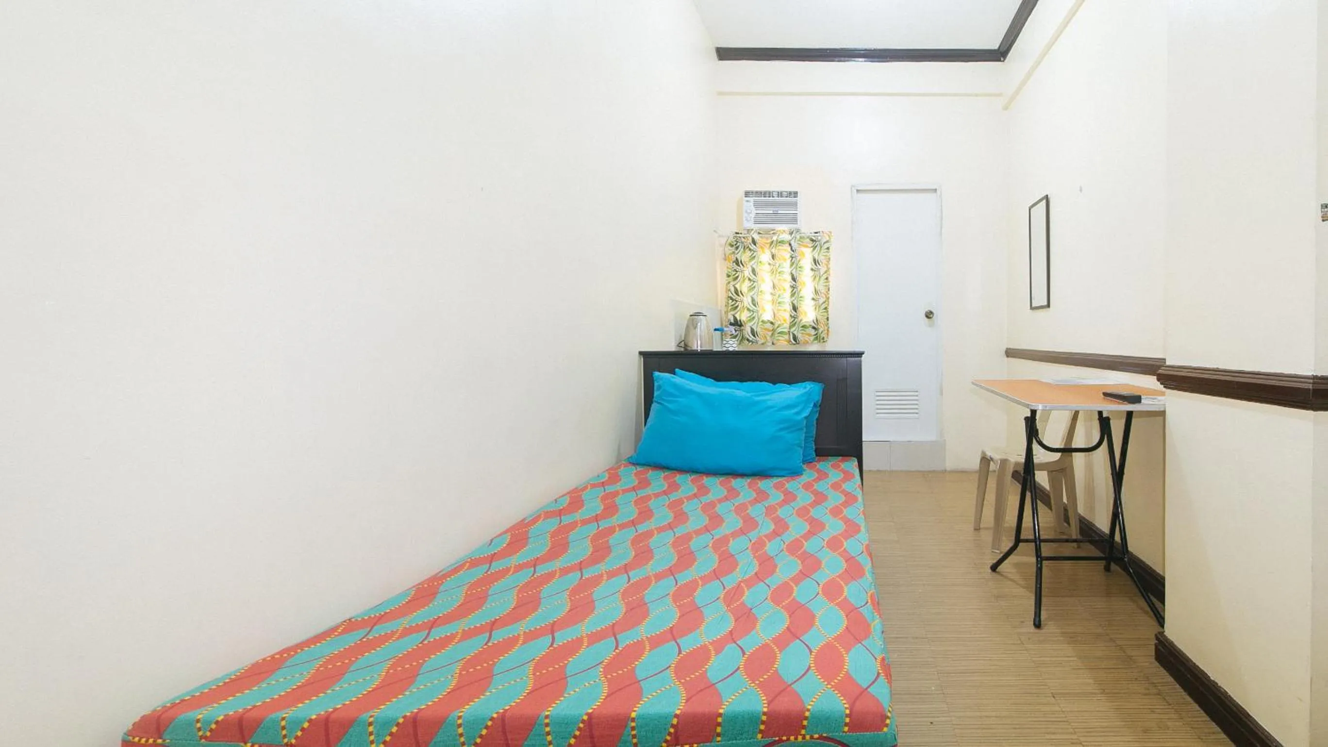 Photo of the whole room, Bed in Mervin's Terraces by RedDoorz