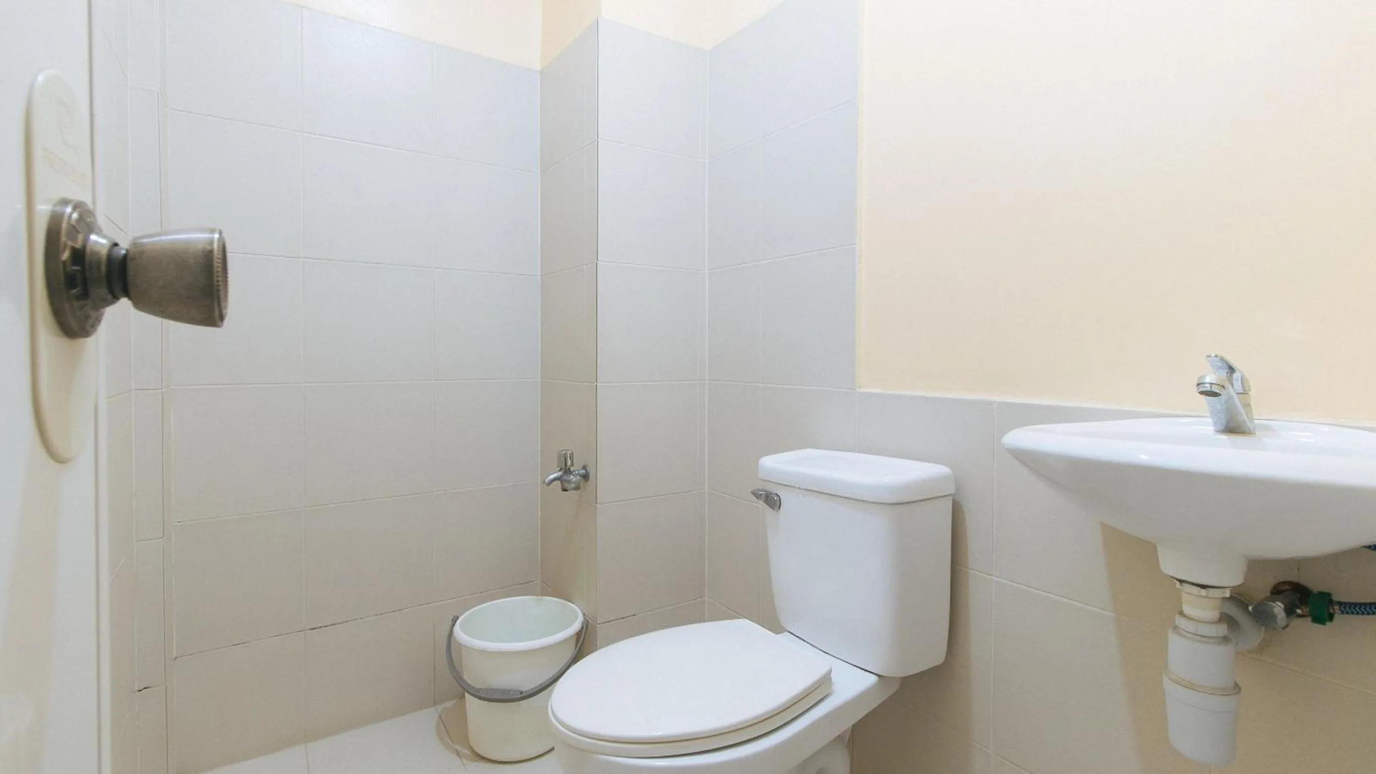 Shower in Mervin's Terraces by RedDoorz