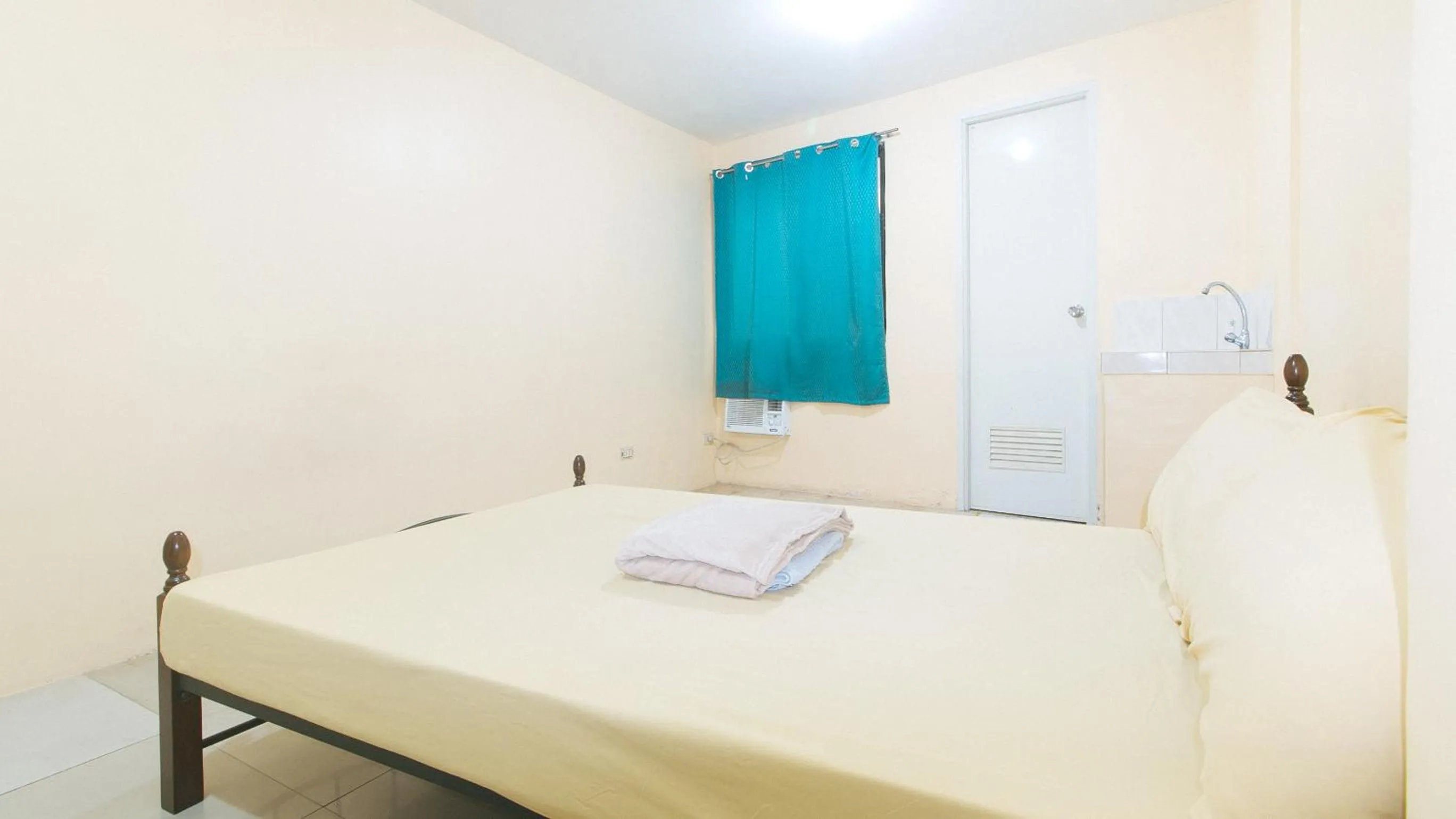 Photo of the whole room, Bed in Mervin's Terraces by RedDoorz