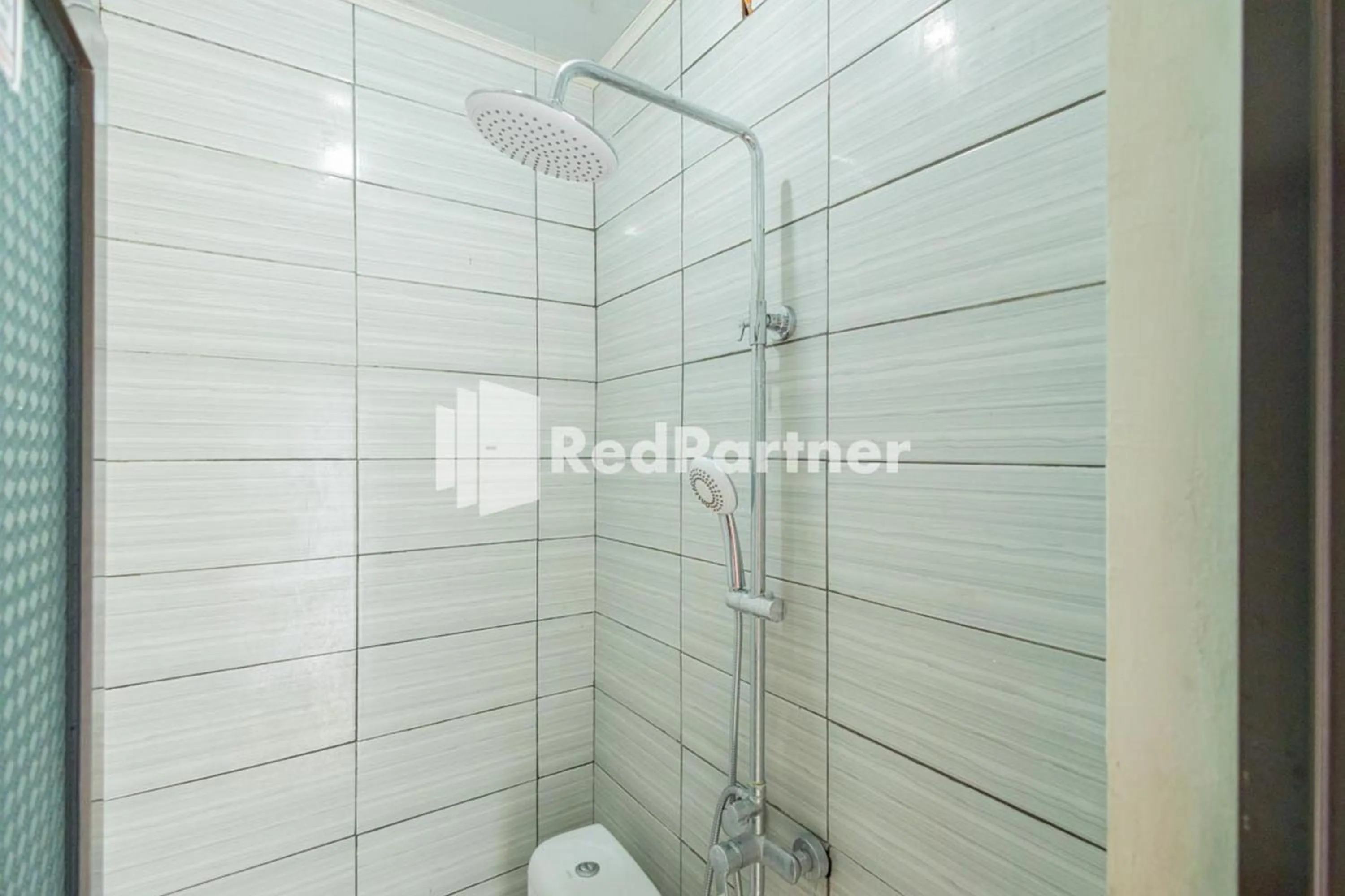 Shower in Atiq Homestay Syariah Mitra RedDoorz