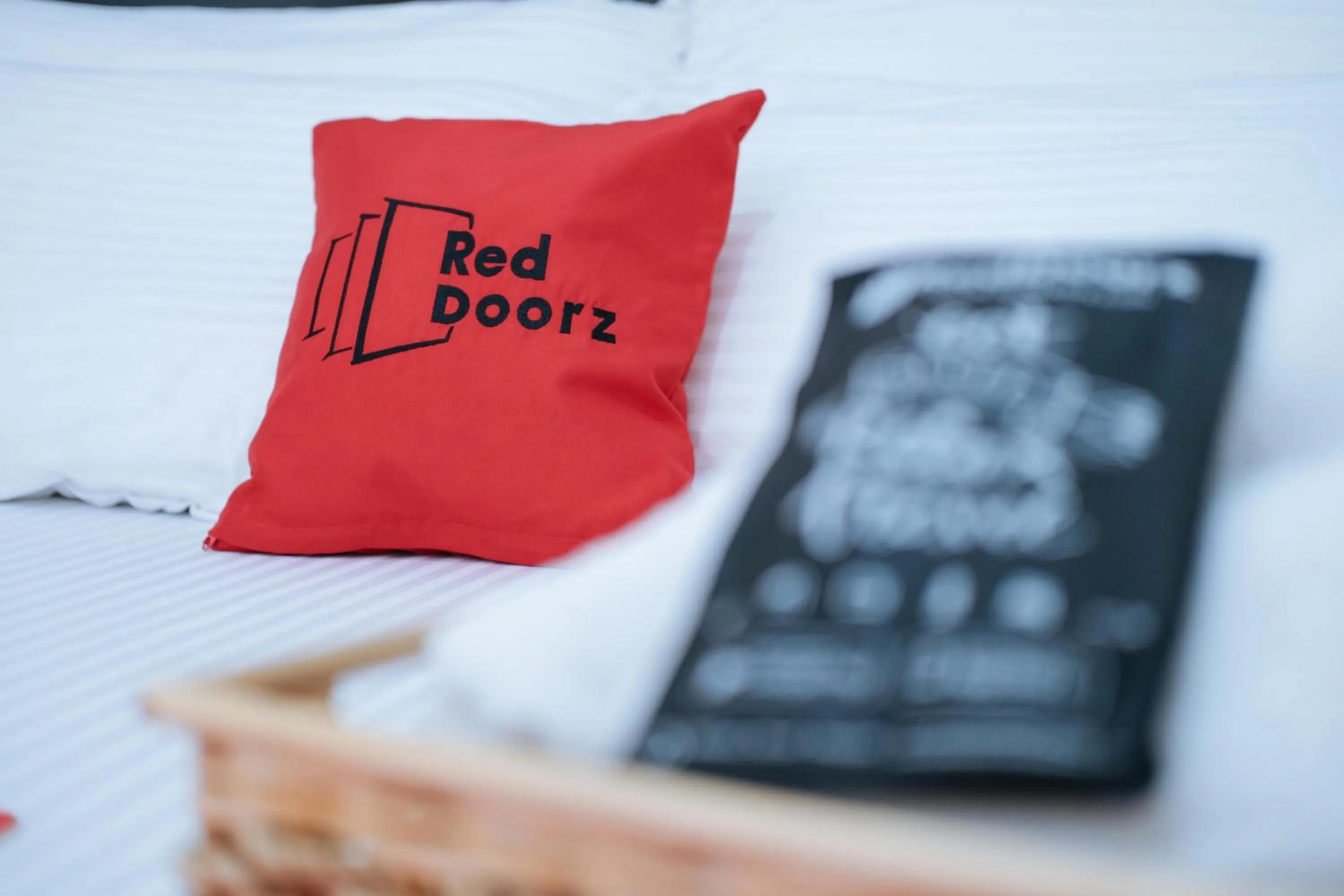 Bedroom in Sinoben Apartments by RedDoorz