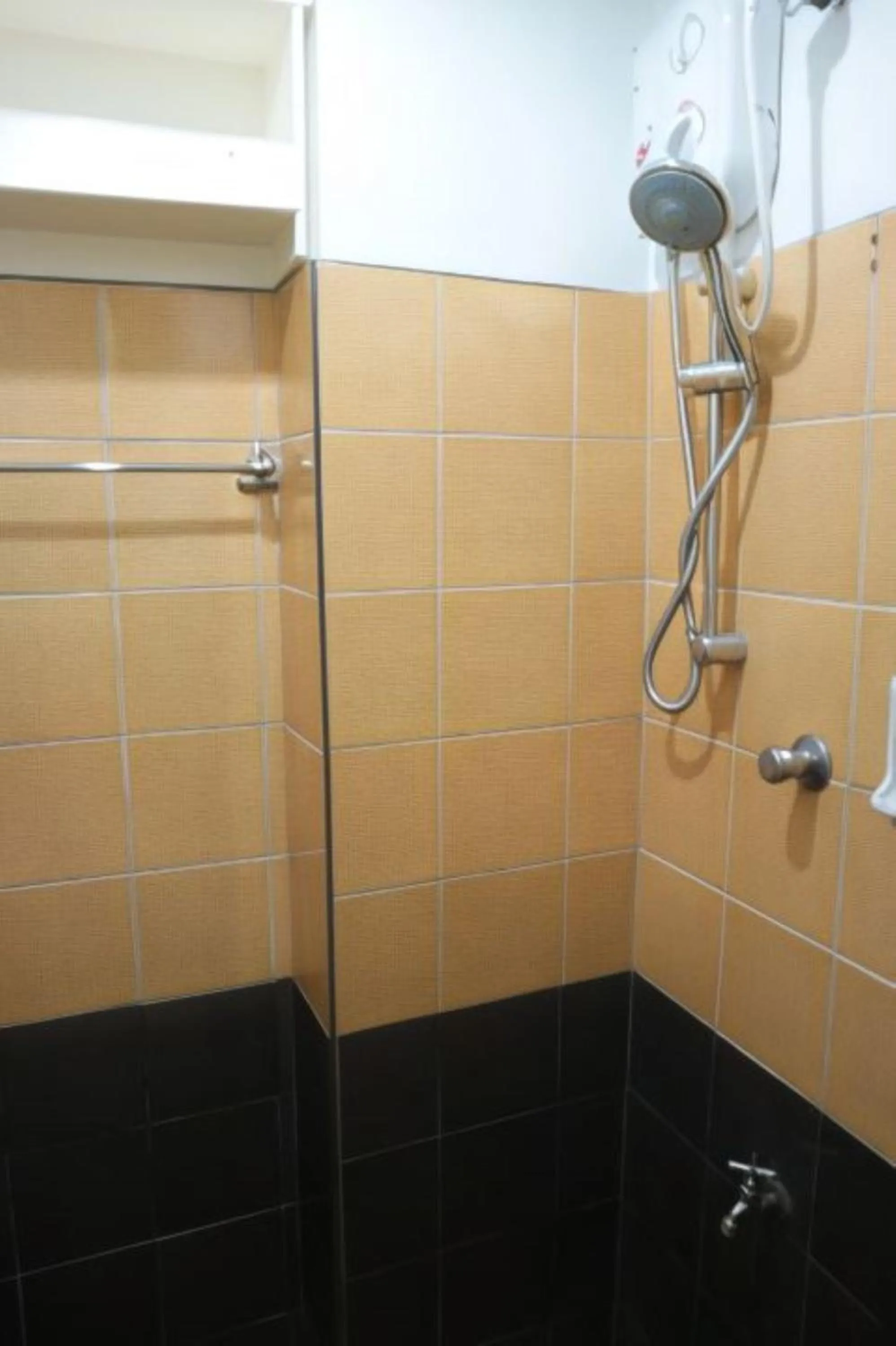 Shower in Sinoben Apartments by RedDoorz