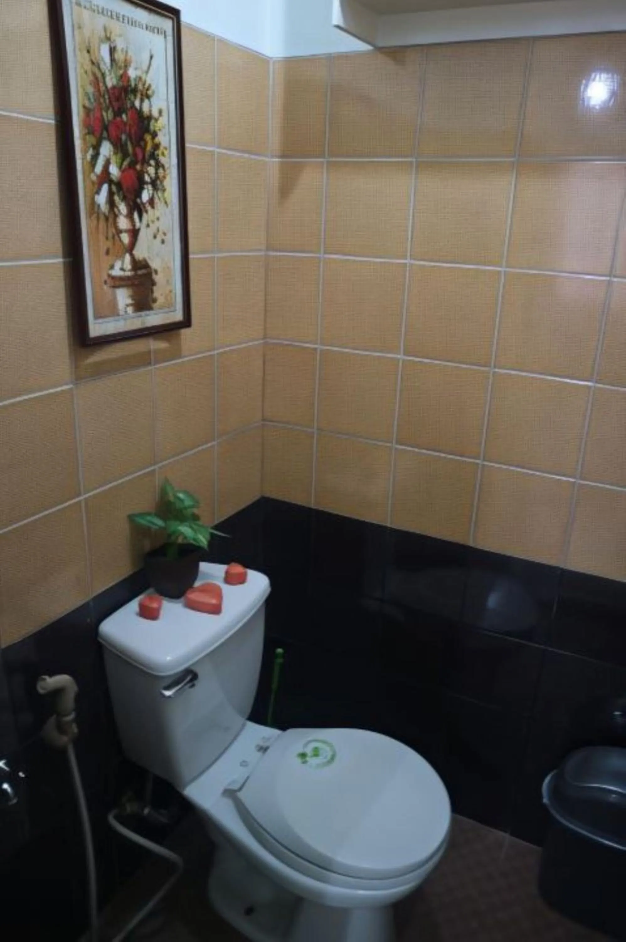 Toilet in Sinoben Apartments by RedDoorz