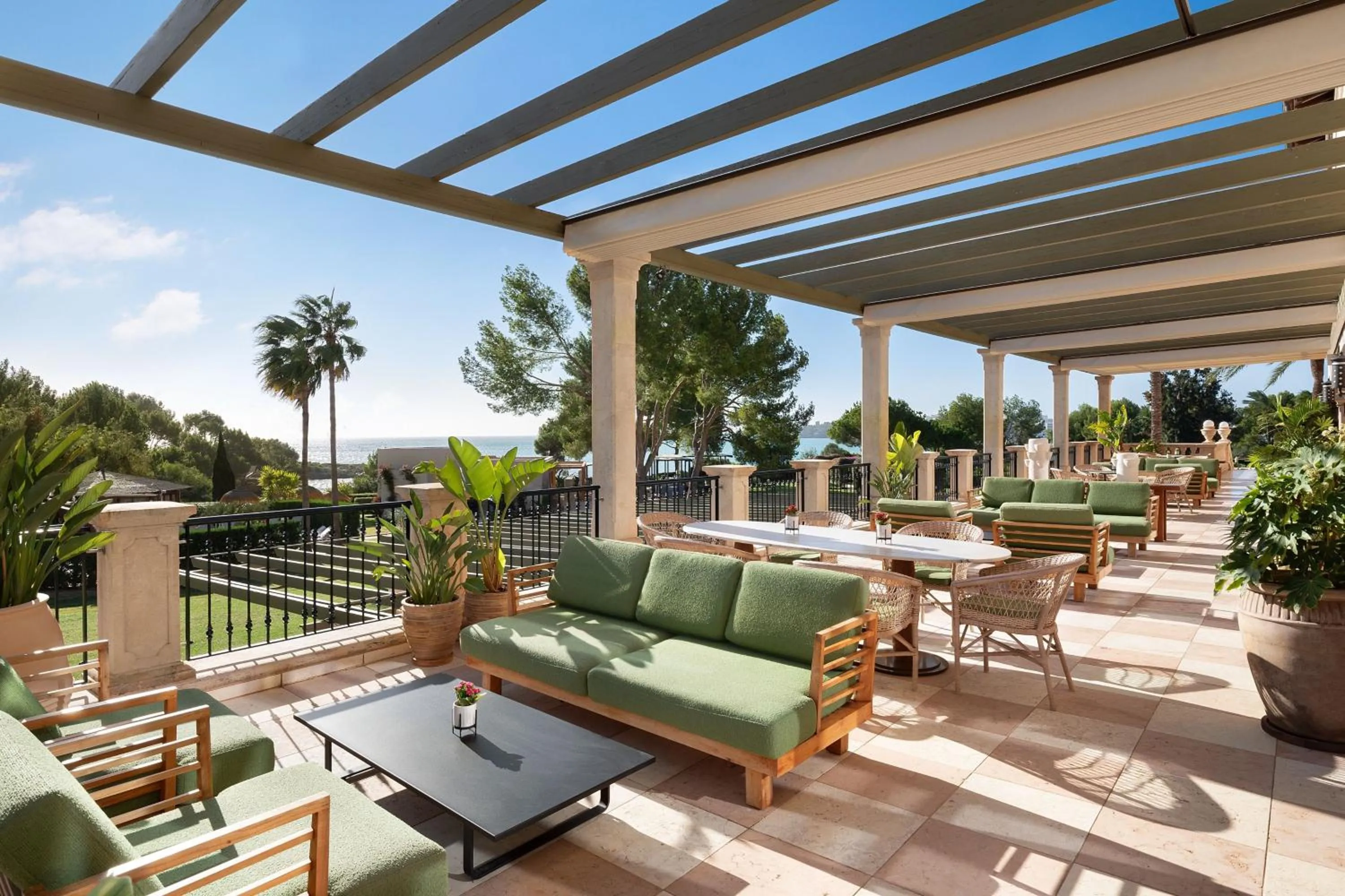 Lounge or bar in The St. Regis Mardavall Mallorca Resort