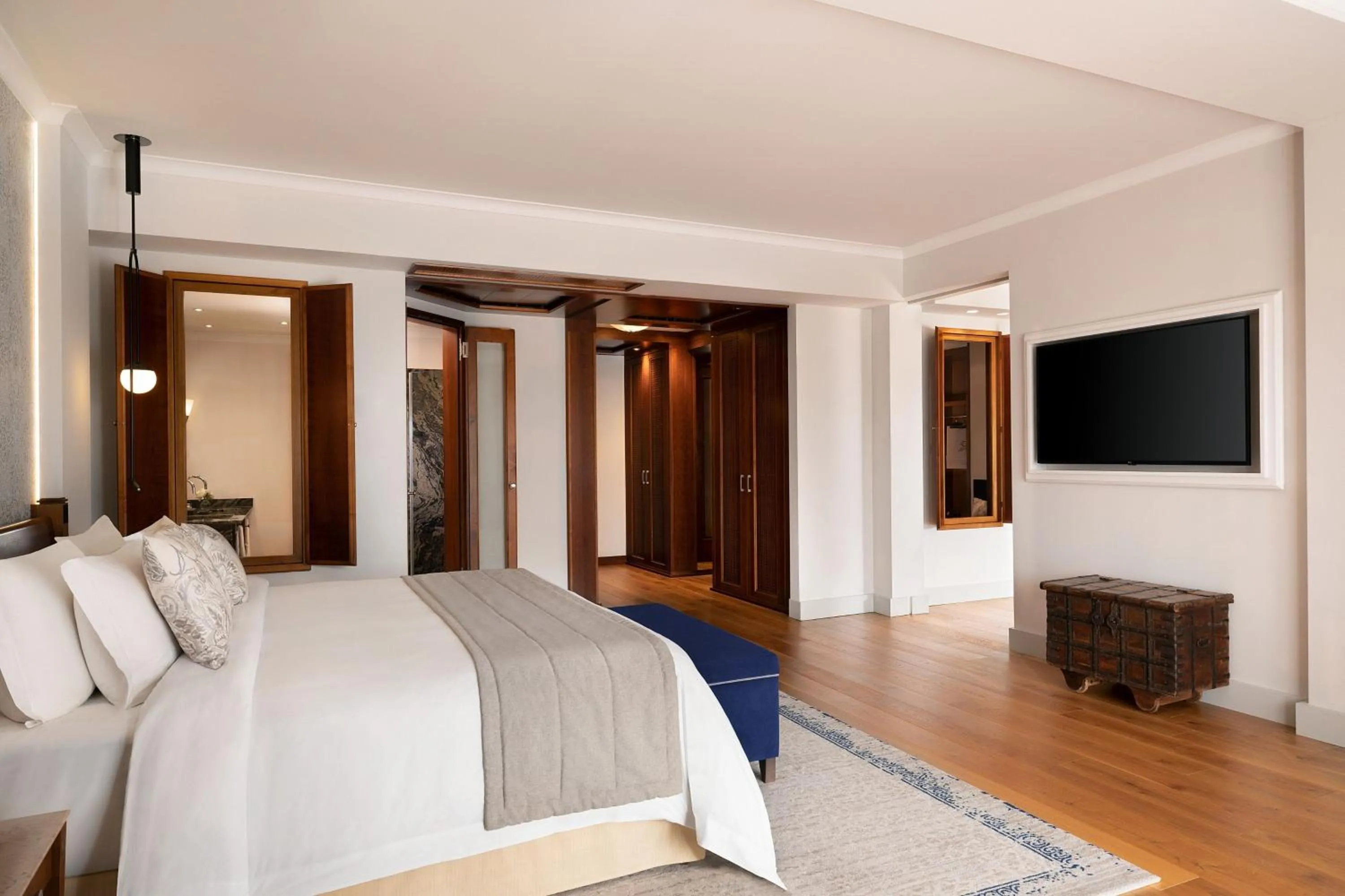 Swimming pool, Bed in The St. Regis Mardavall Mallorca Resort