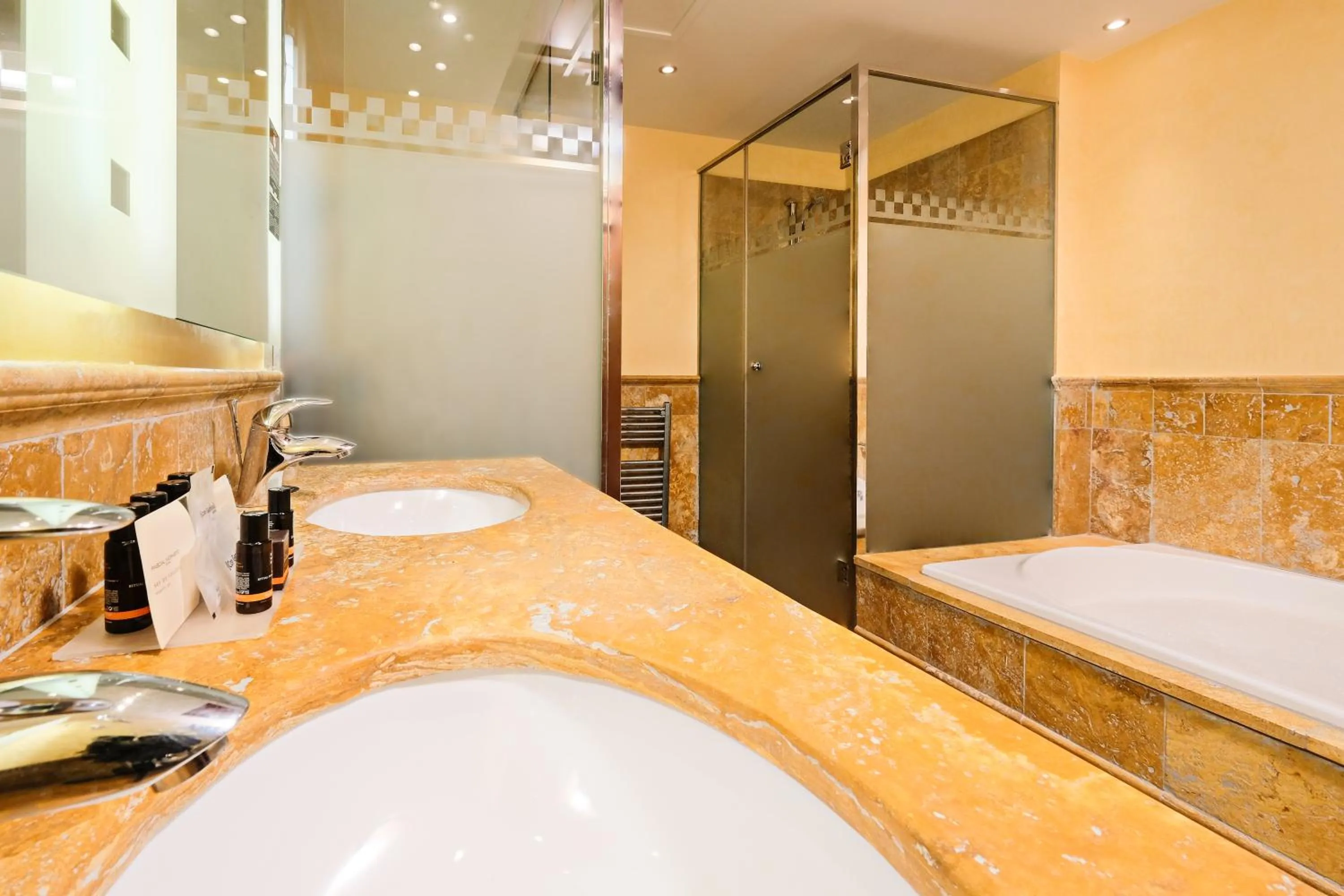 Bathroom, Bed in Hotel Envia Almería Spa & Golf