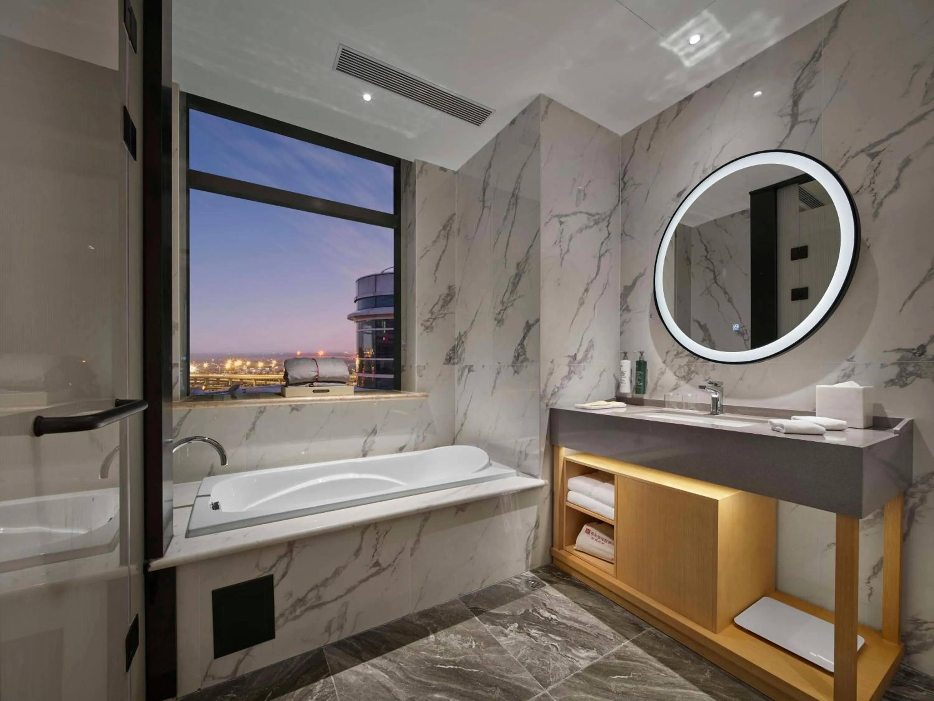 Bathroom in Hilton Garden Inn Beijing Daxing International Airport