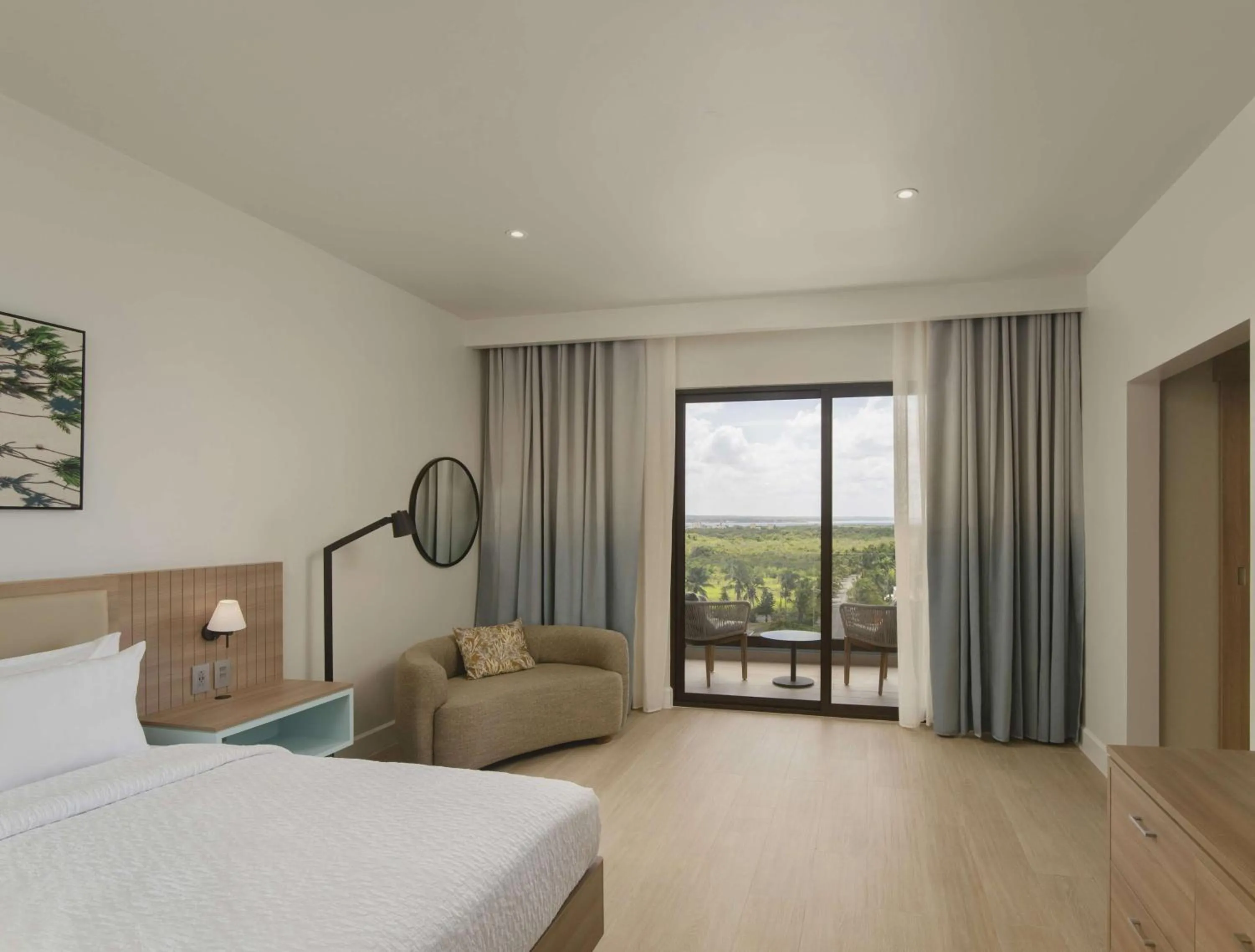 Living room, Bed in Hilton Garden Inn La Romana