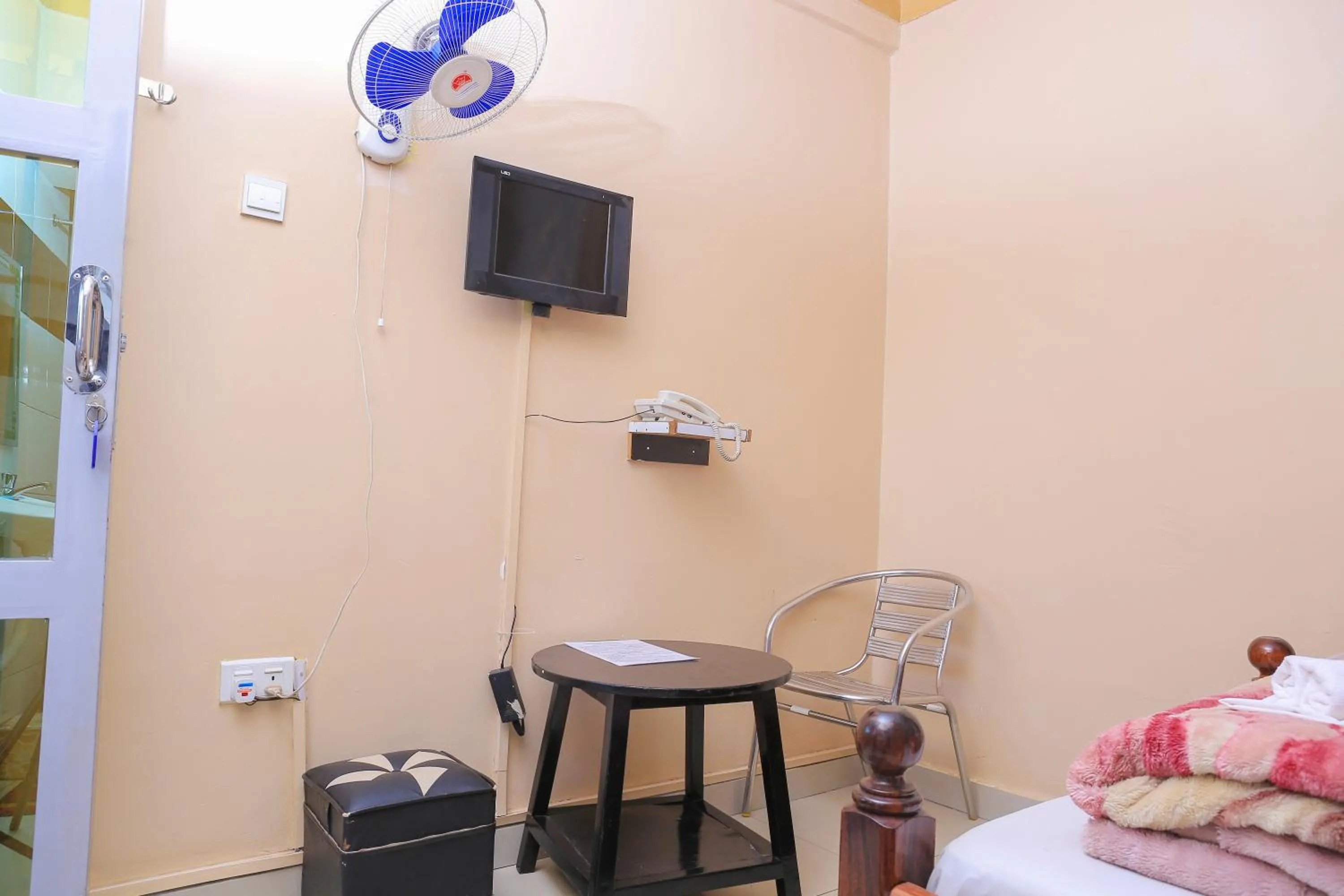 Living room, Bed in Precise Motel