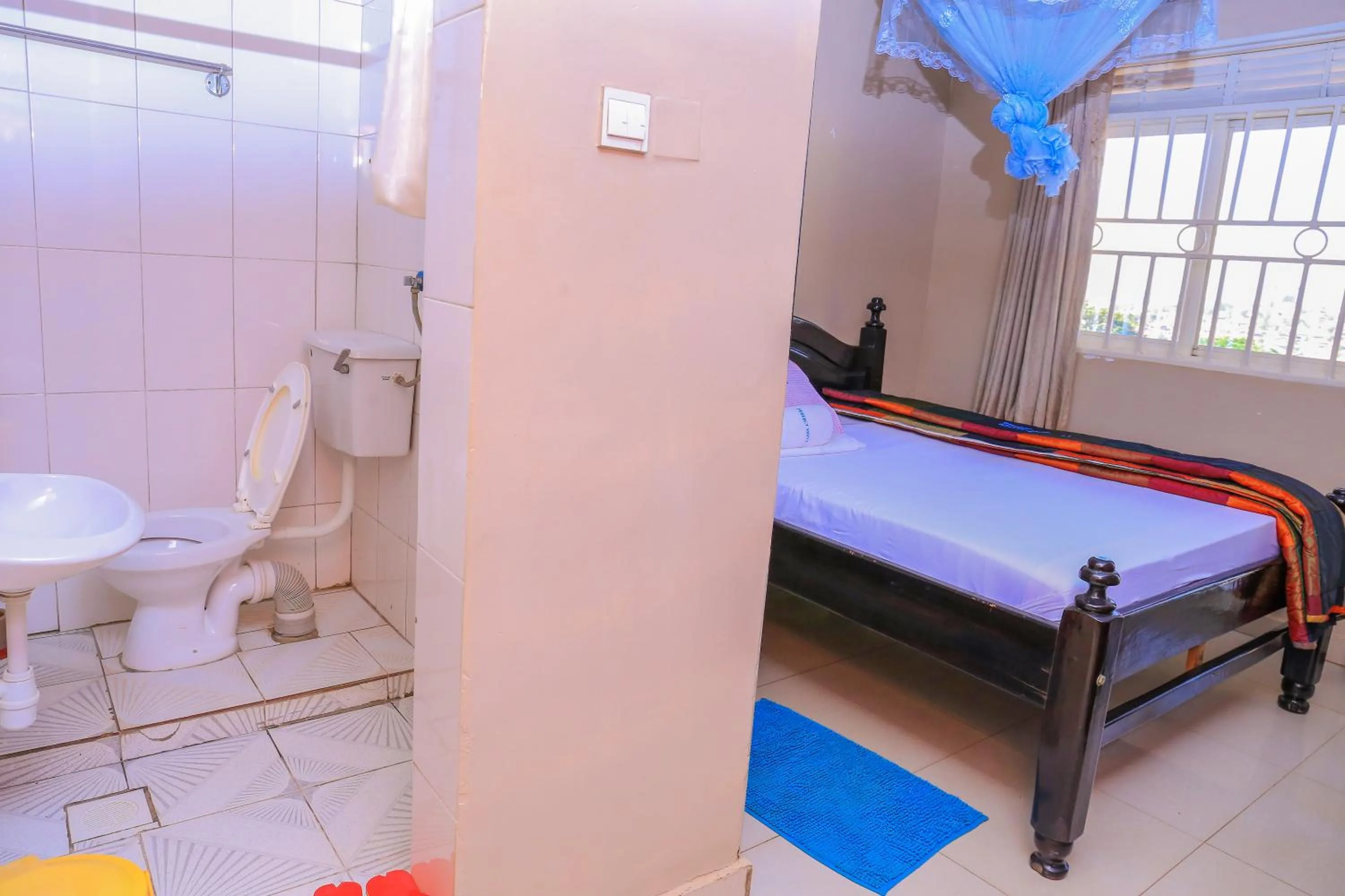 Bathroom, Bed in Precise Motel
