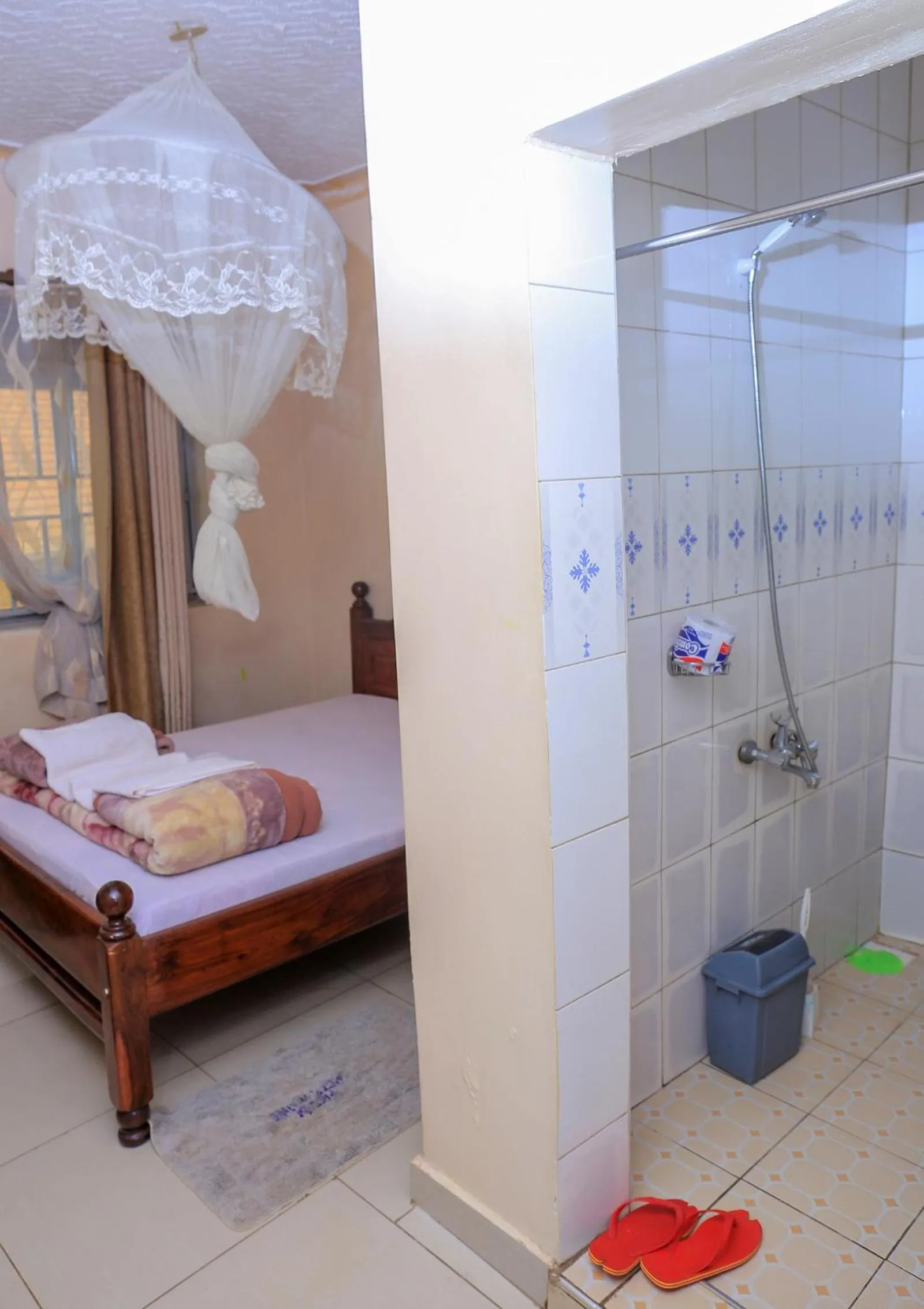 Bathroom, Bed in Precise Motel