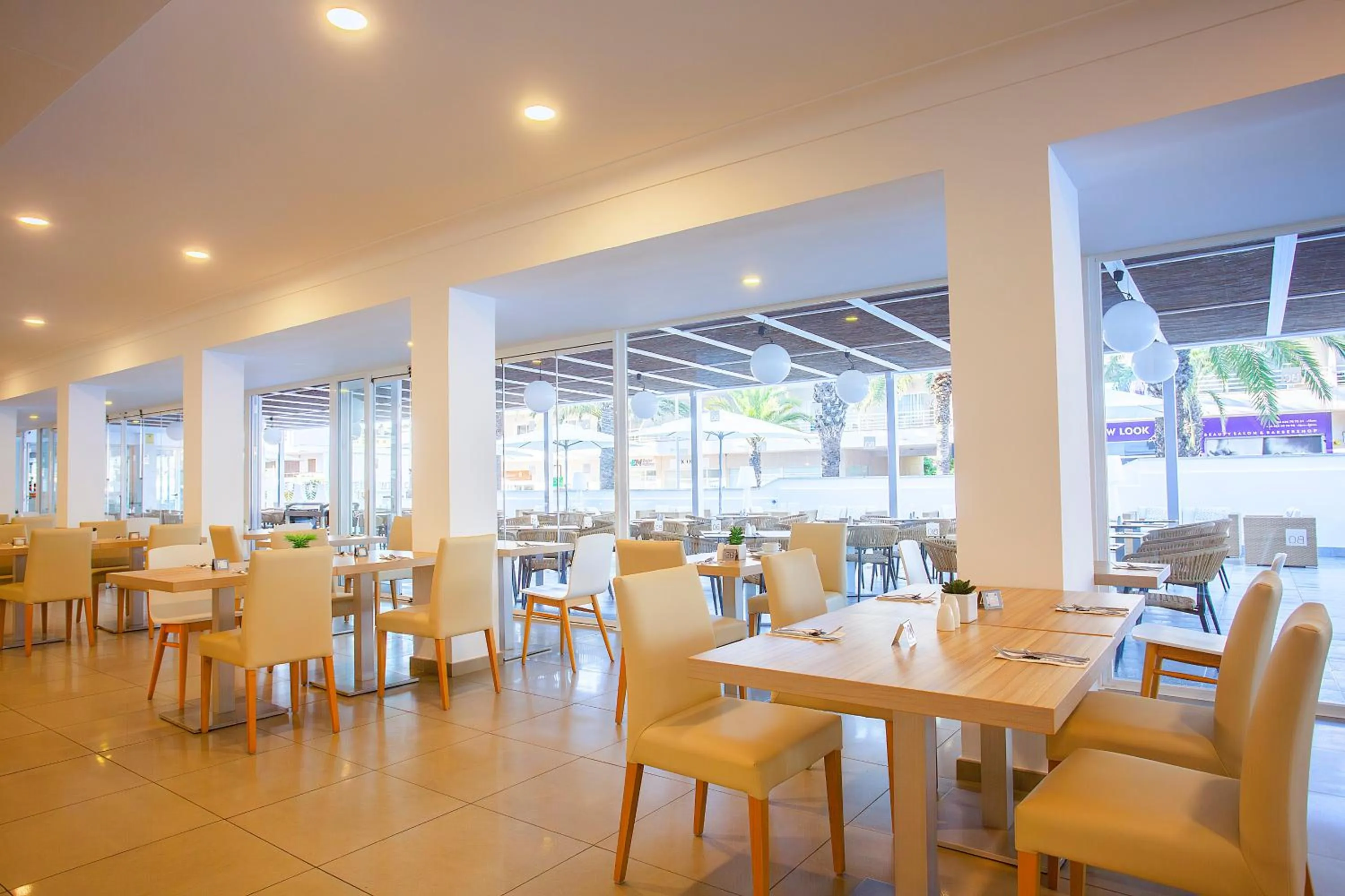 Restaurant/places to eat in BQ Sarah -Adults Only