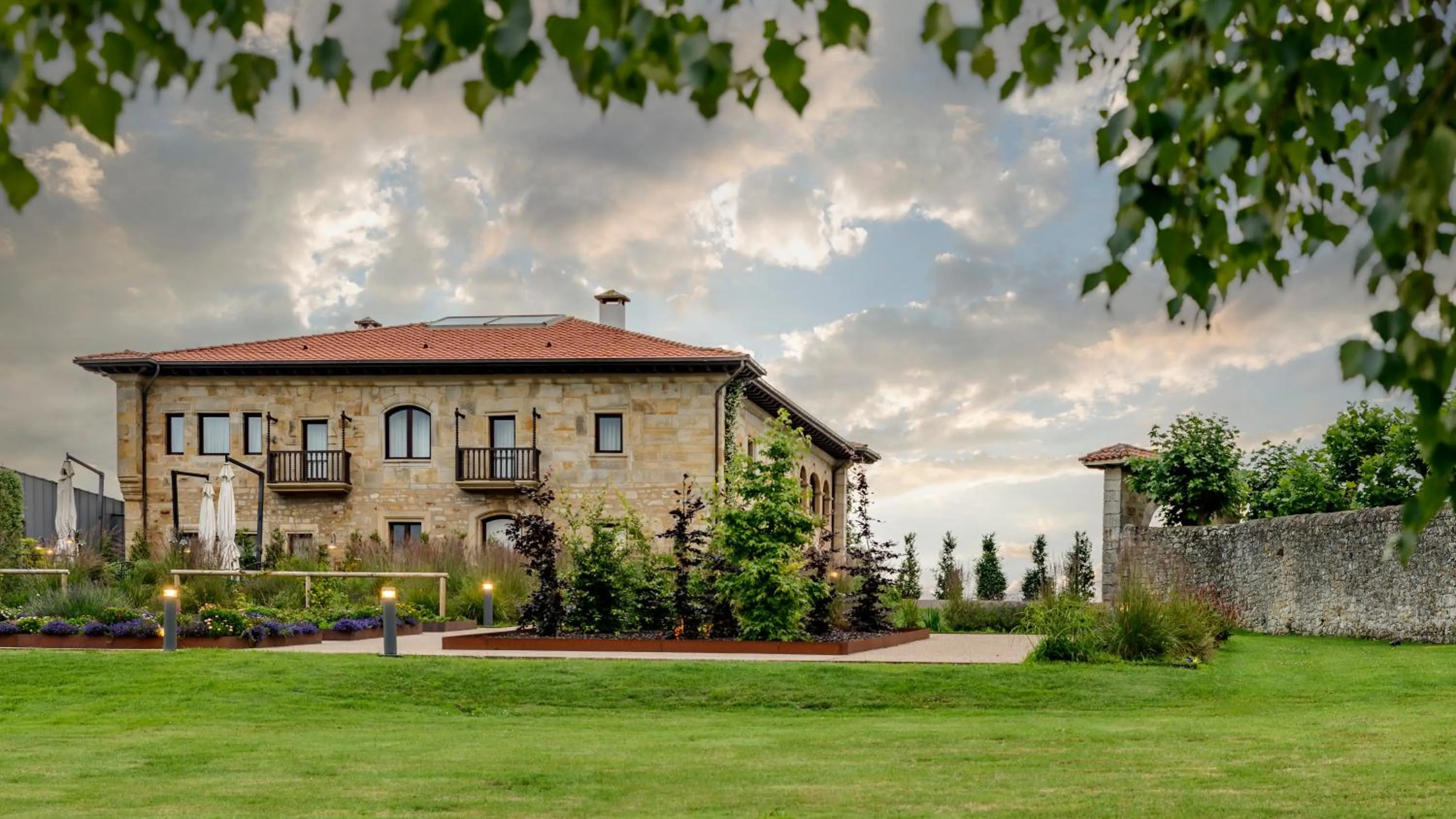 Property building in CoolRooms Palacio de Luces
