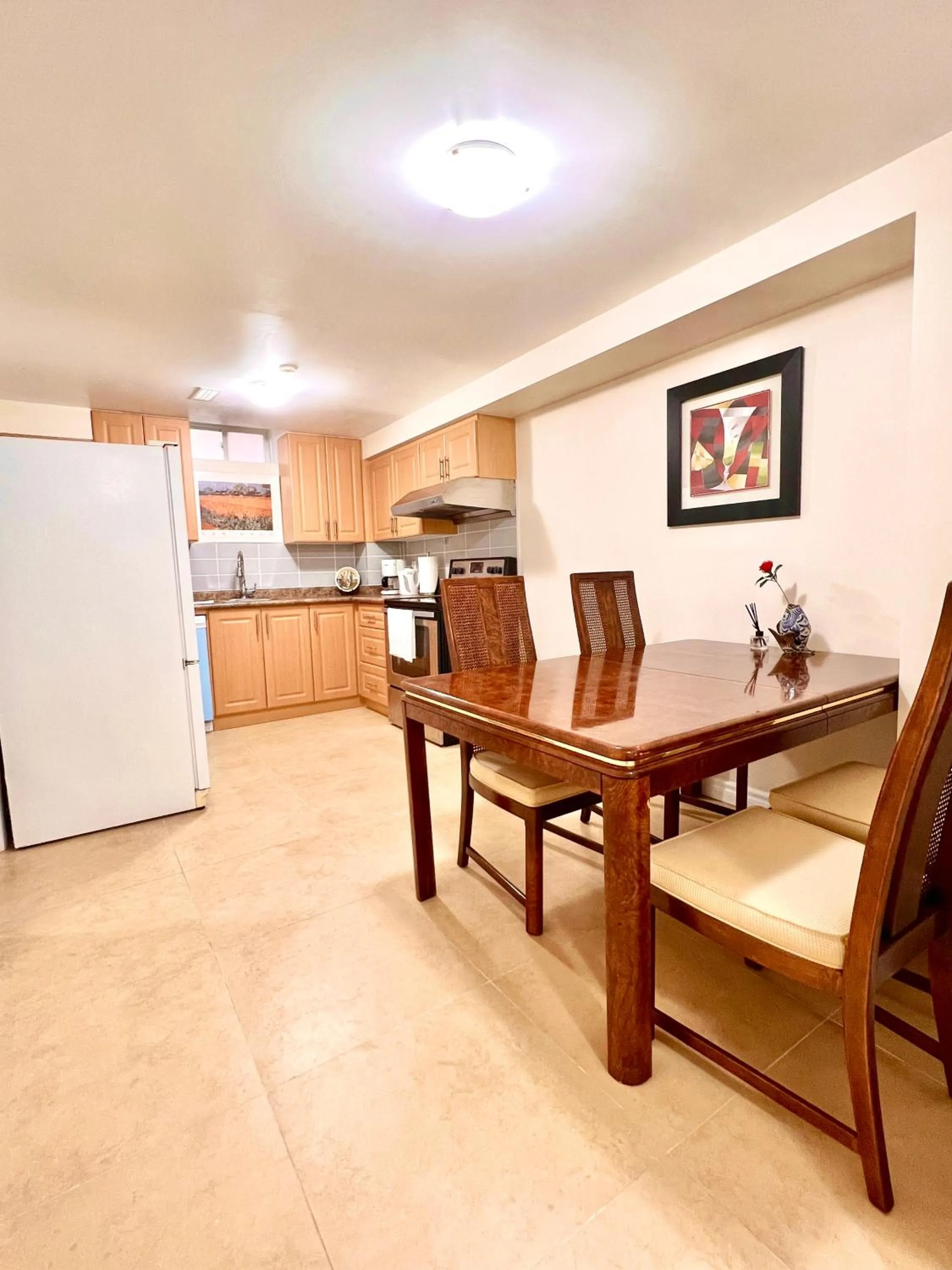 Kitchen or kitchenette in Cozy Home in Richmond Hill with Free Parking