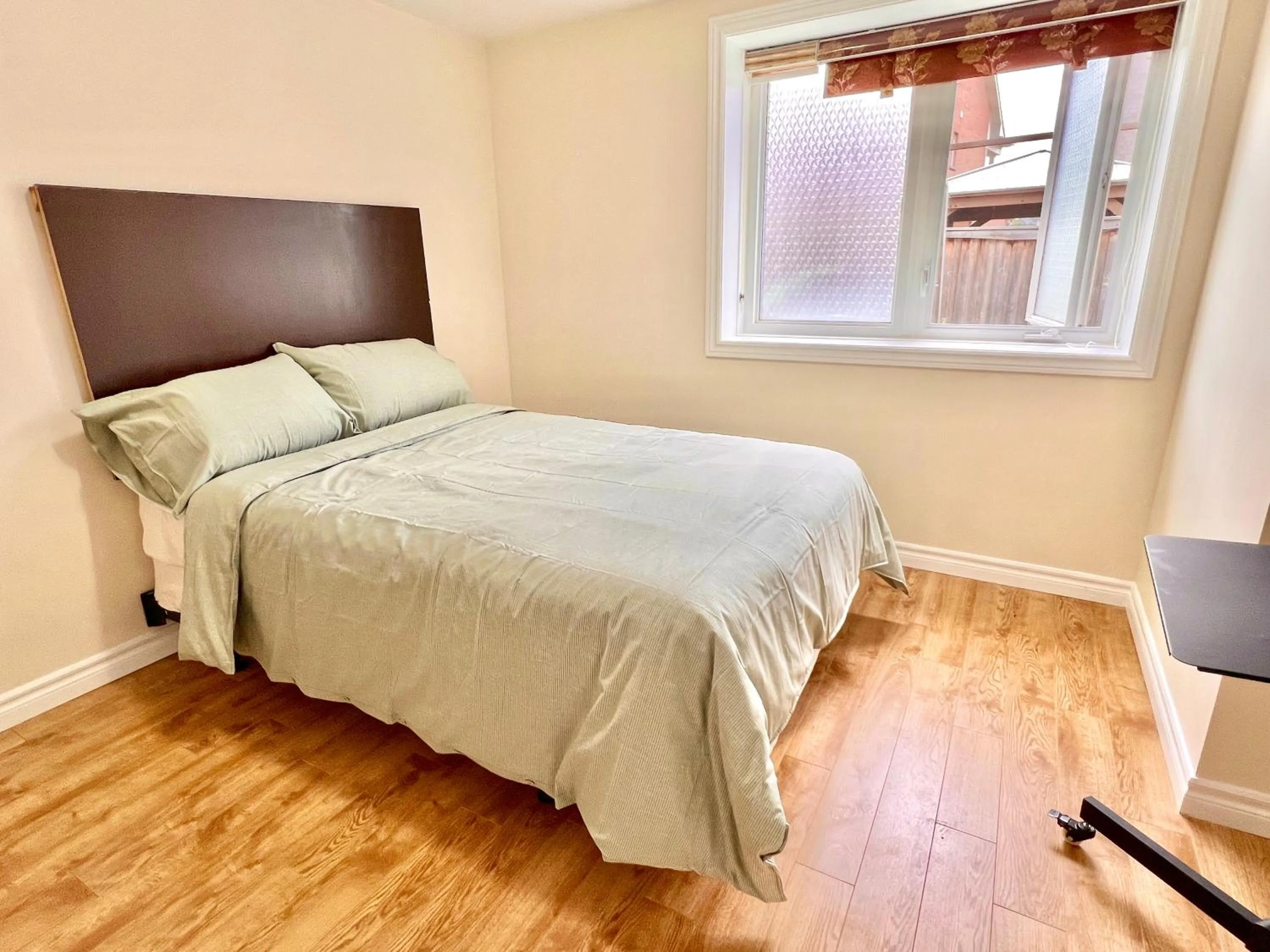 Bed in Cozy Home in Richmond Hill with Free Parking