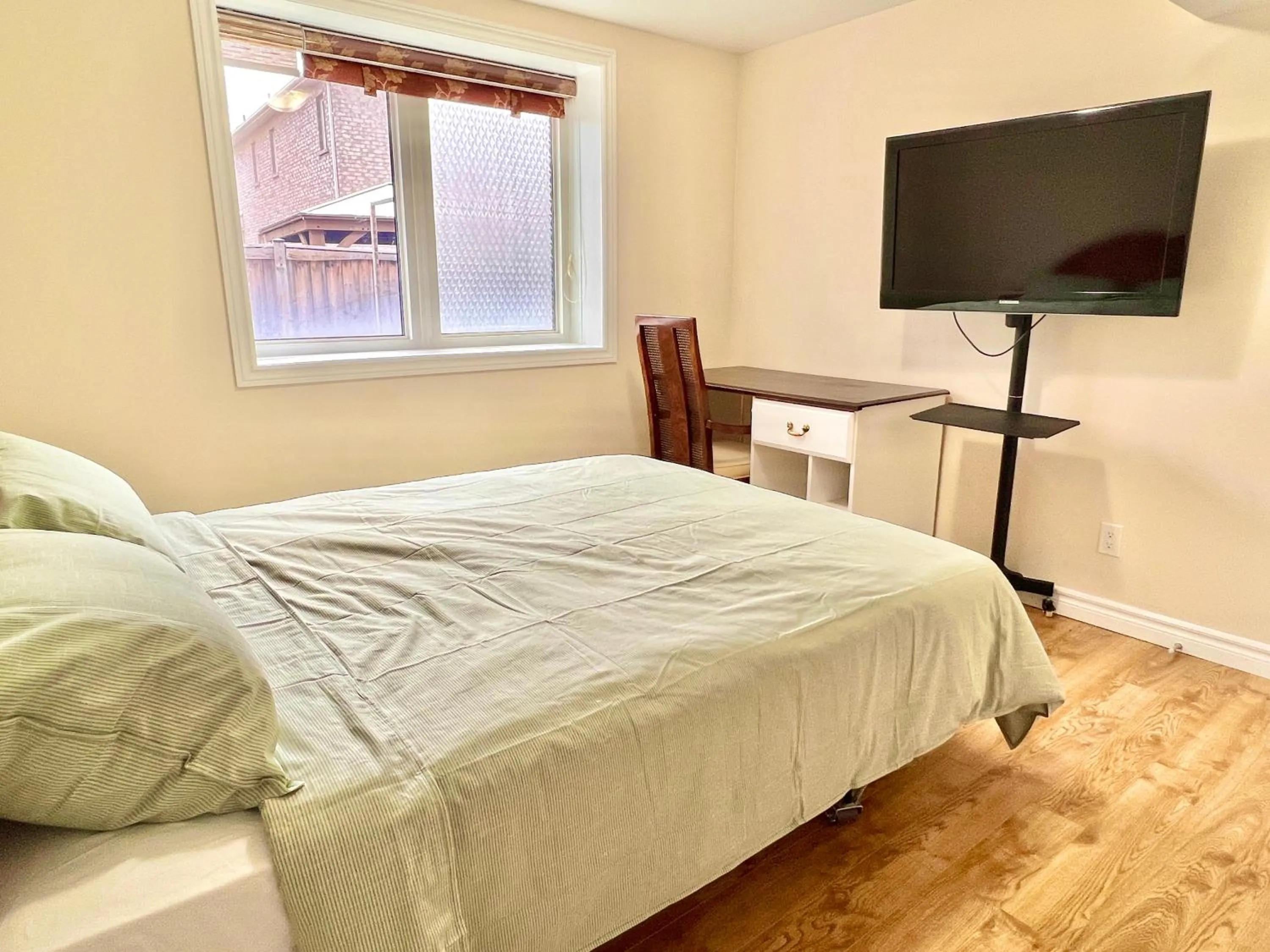 Bed in Cozy Home in Richmond Hill with Free Parking