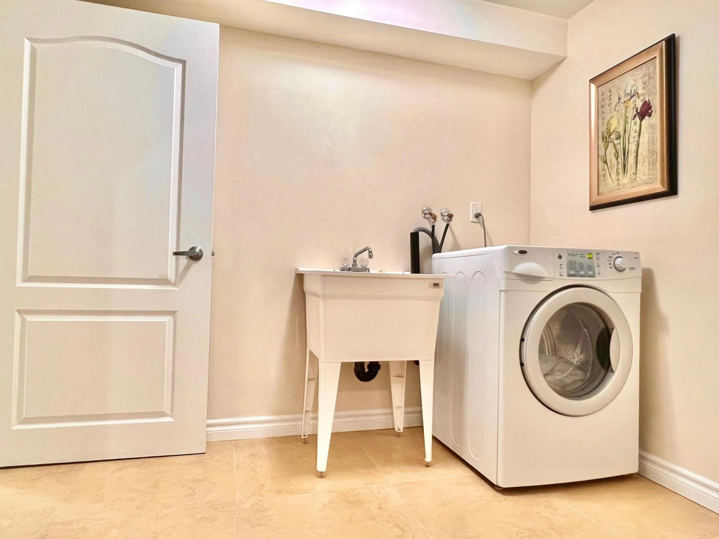 washing machine in Cozy Home in Richmond Hill with Free Parking