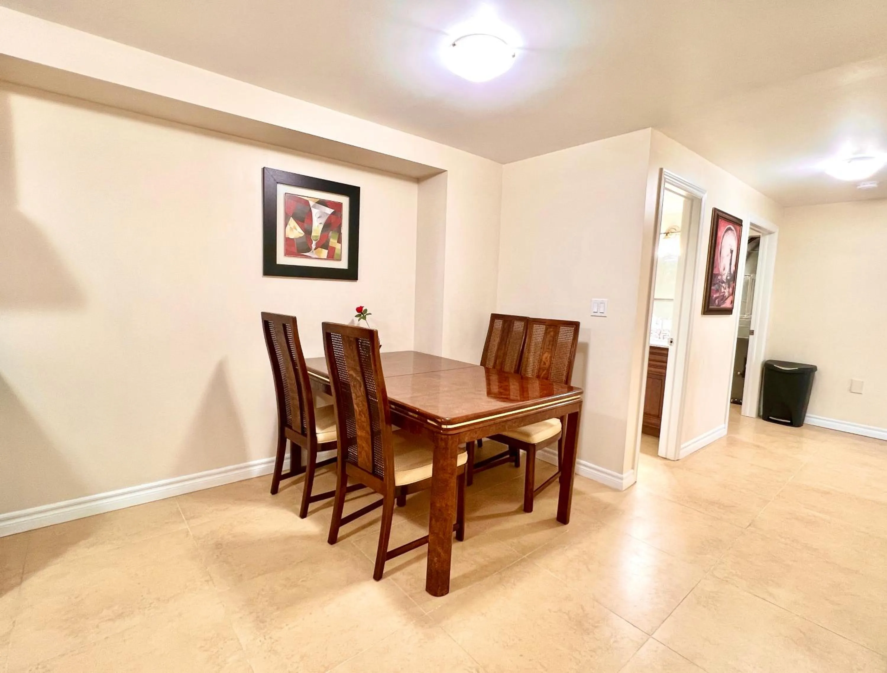 Living room in Cozy Home in Richmond Hill with Free Parking