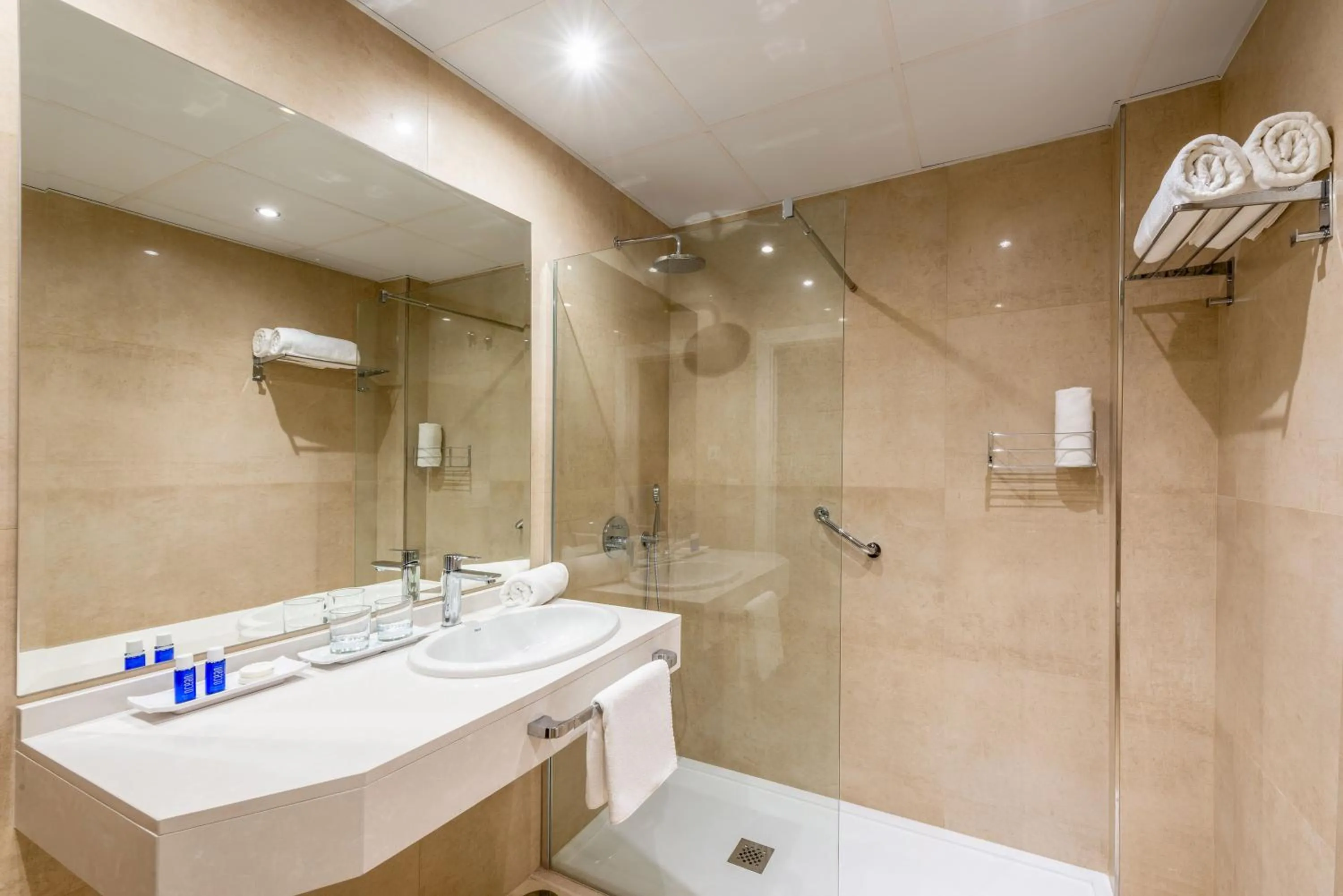 Bathroom in Hotel Las Arenas Affiliated by Meliá