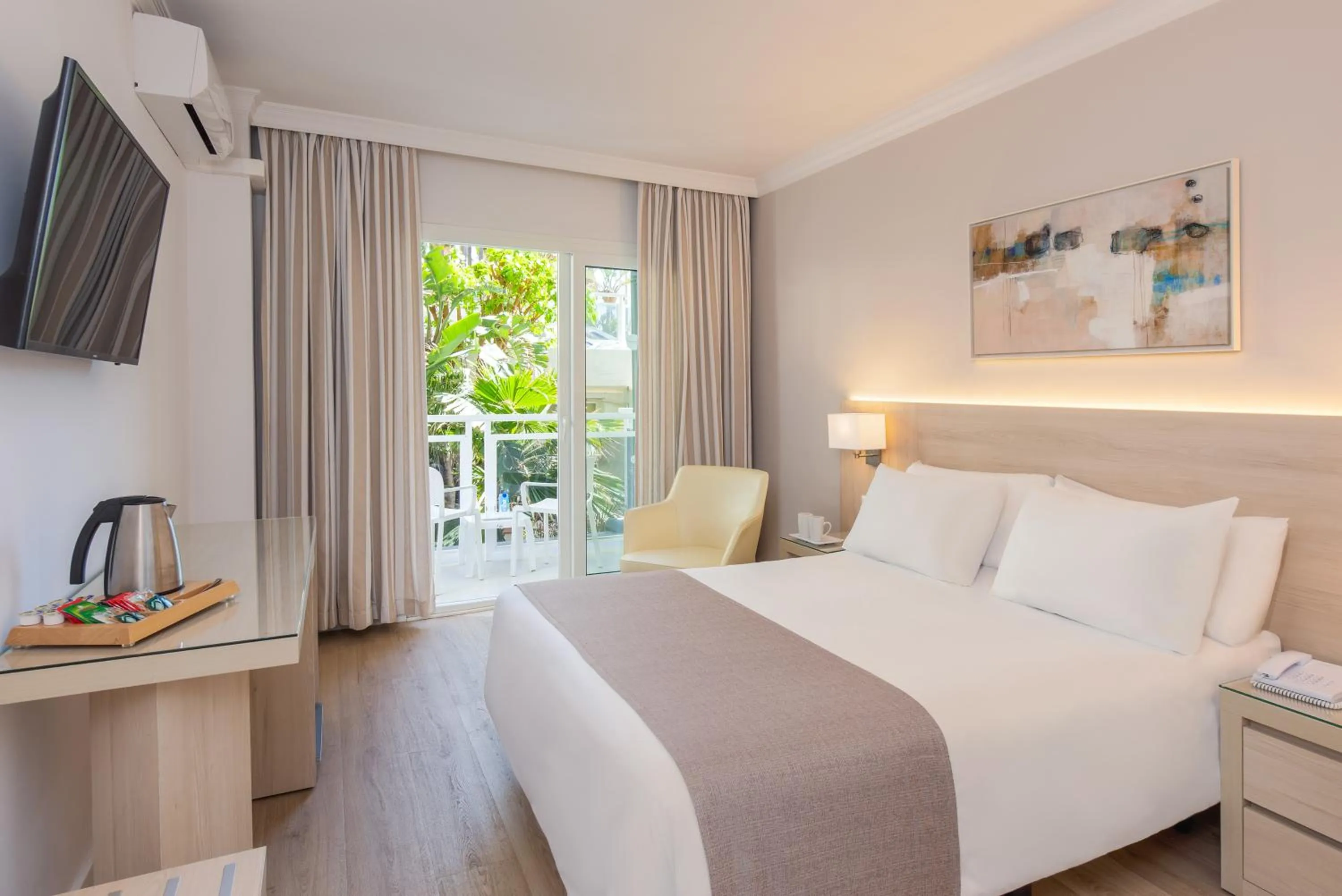 Bed in Hotel Las Arenas, Affiliated by Melia