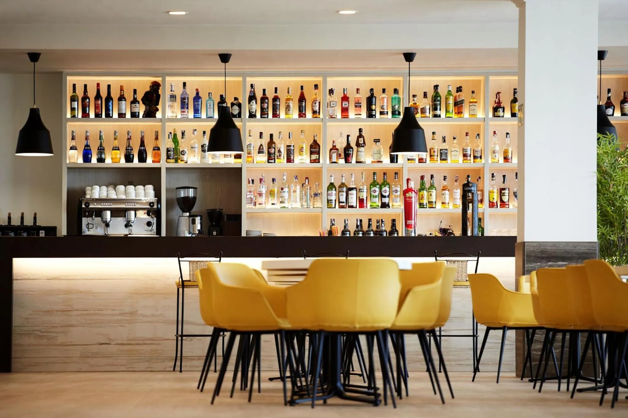 Lounge or bar in Hotel Las Arenas, Affiliated by Melia