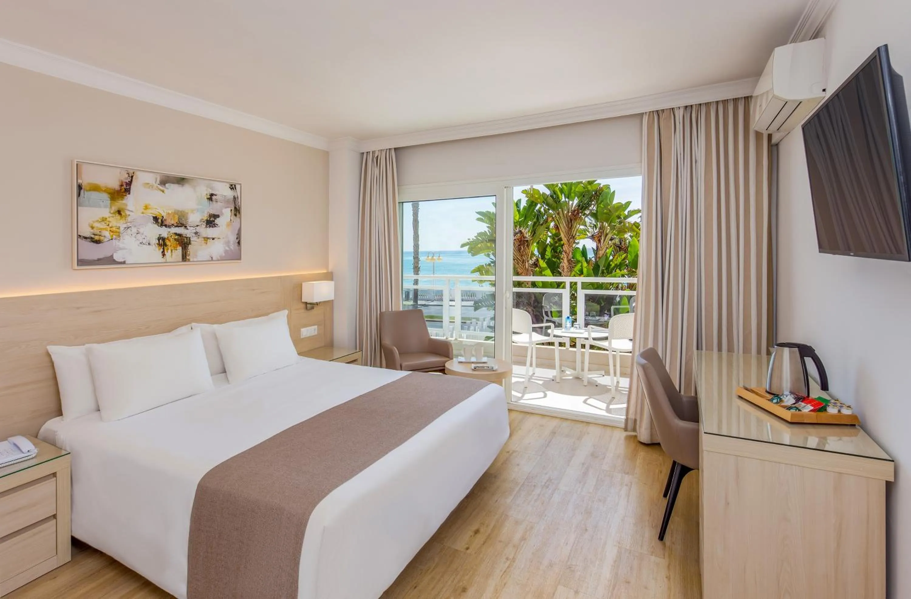 Bed in Hotel Las Arenas, Affiliated by Melia