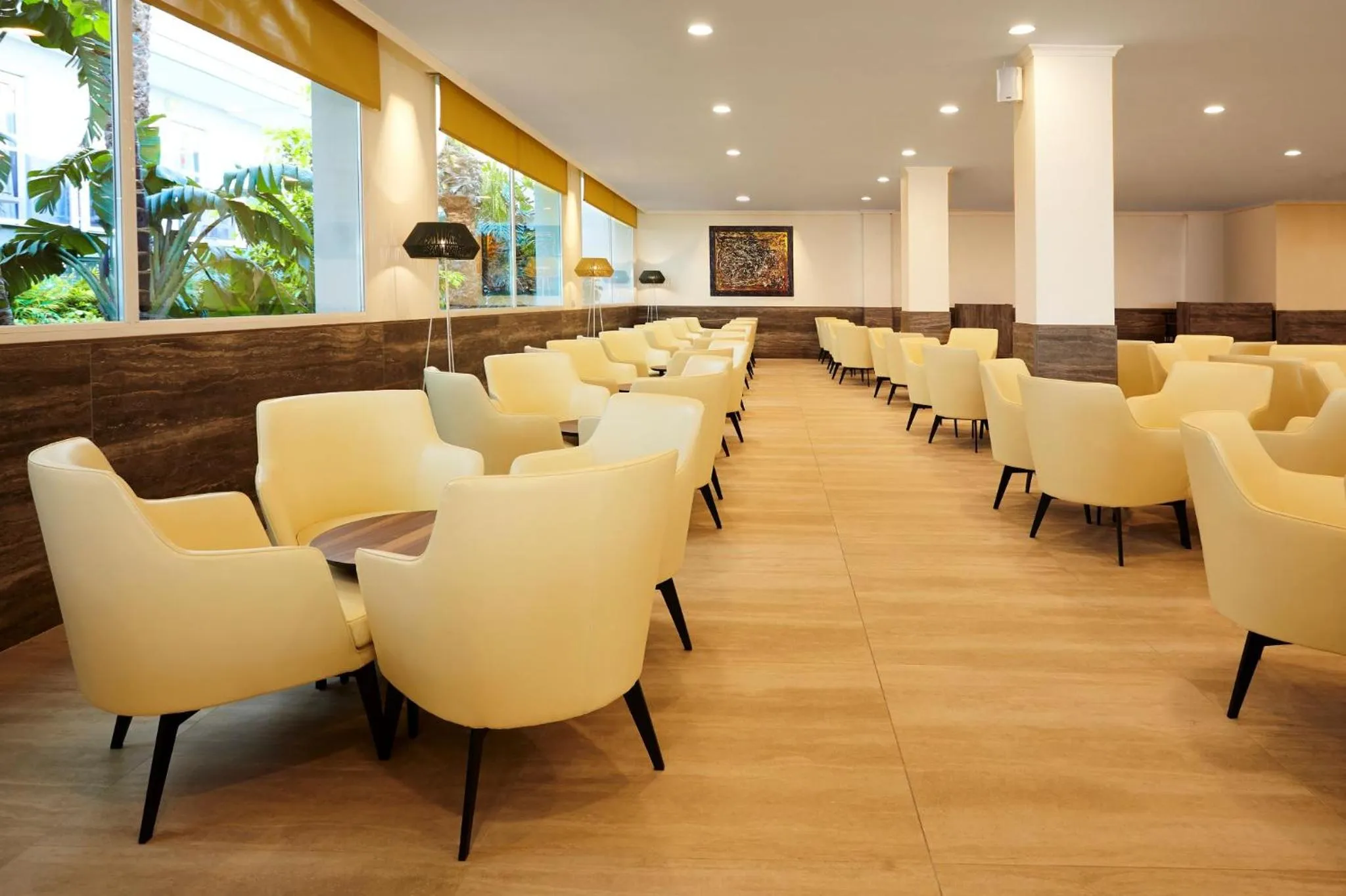 Lounge or bar in Hotel Las Arenas, Affiliated by Melia