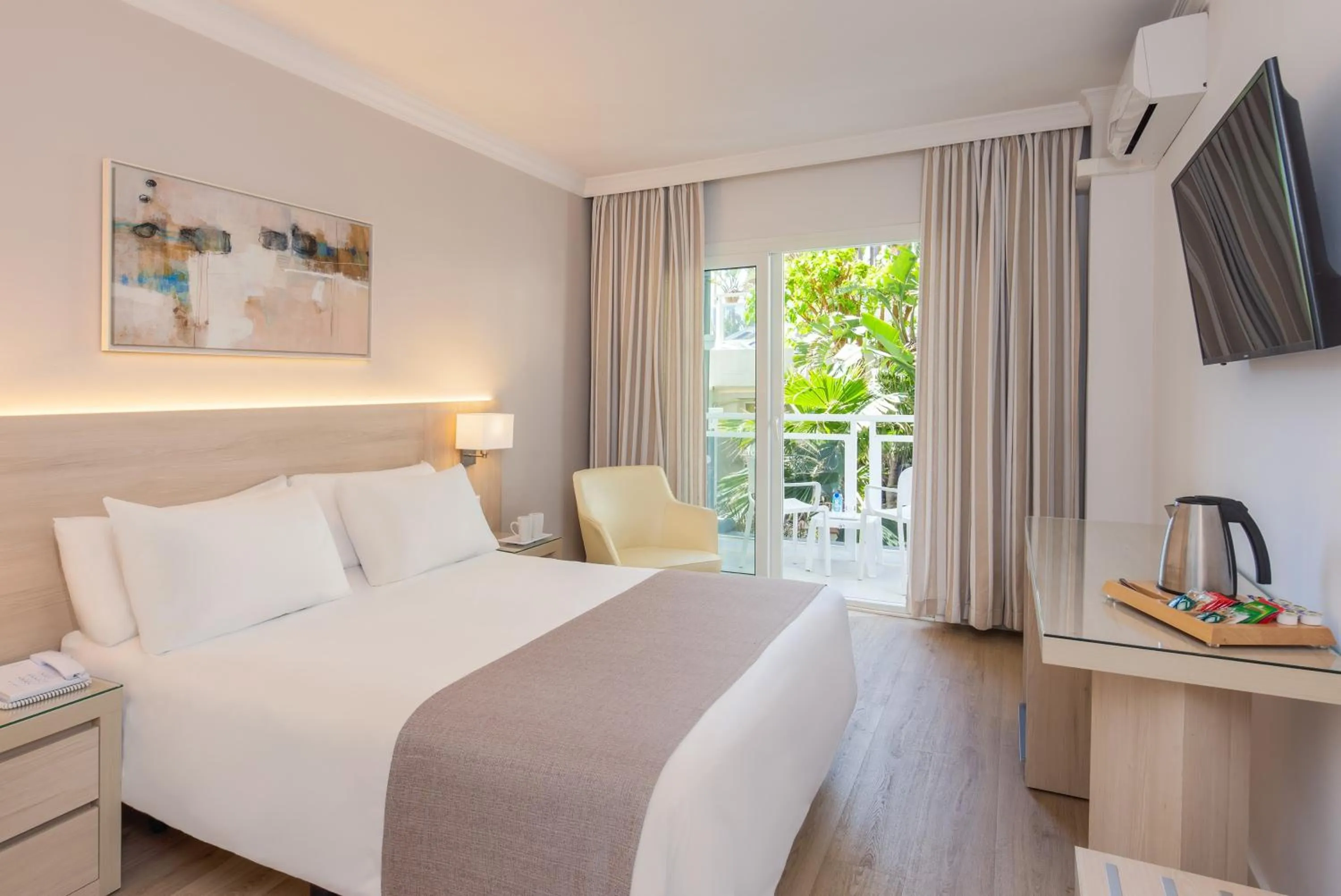 TV and multimedia, Bed in Hotel Las Arenas, Affiliated by Melia