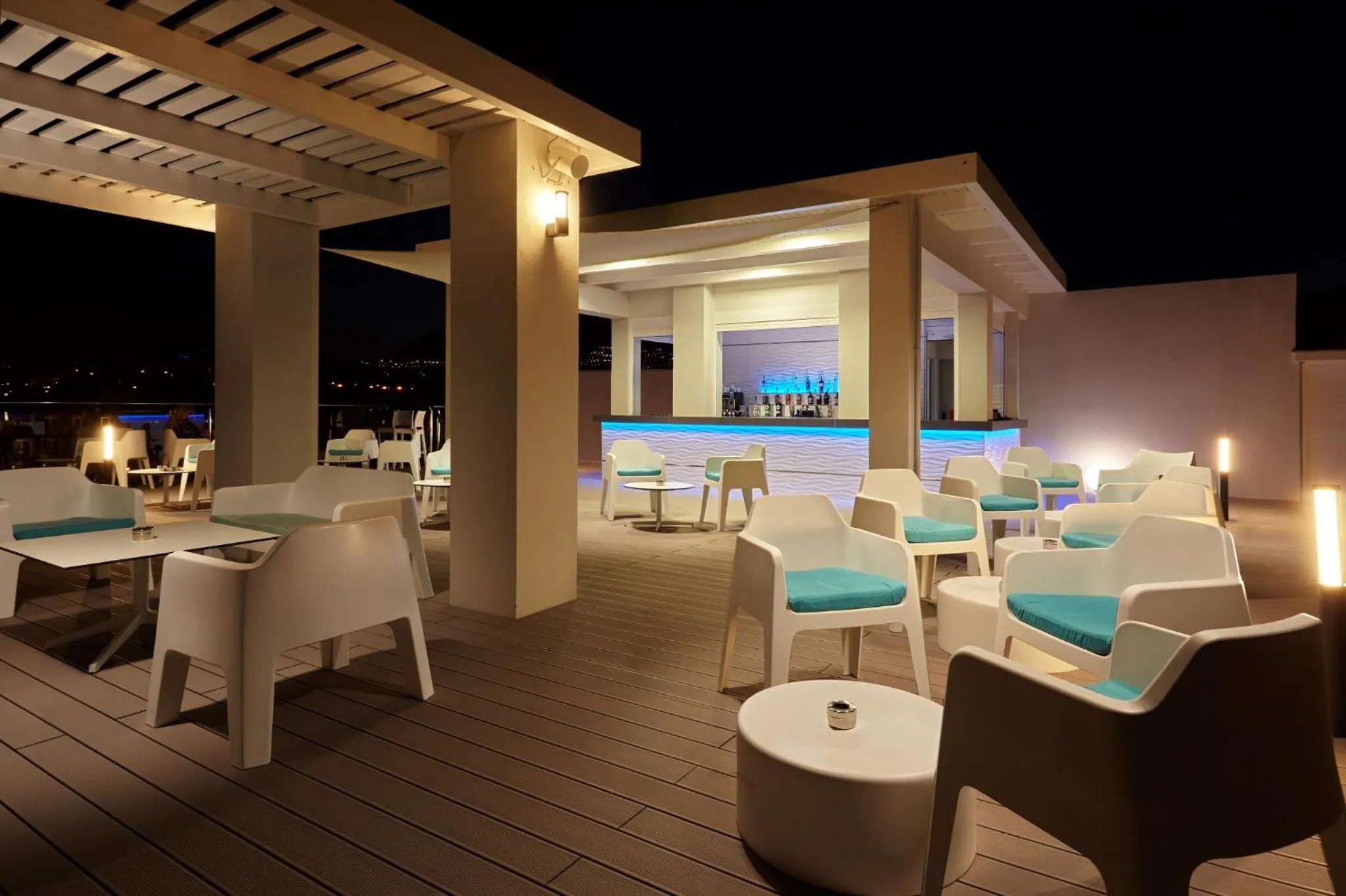 Lounge or bar in Hotel Las Arenas, Affiliated by Melia