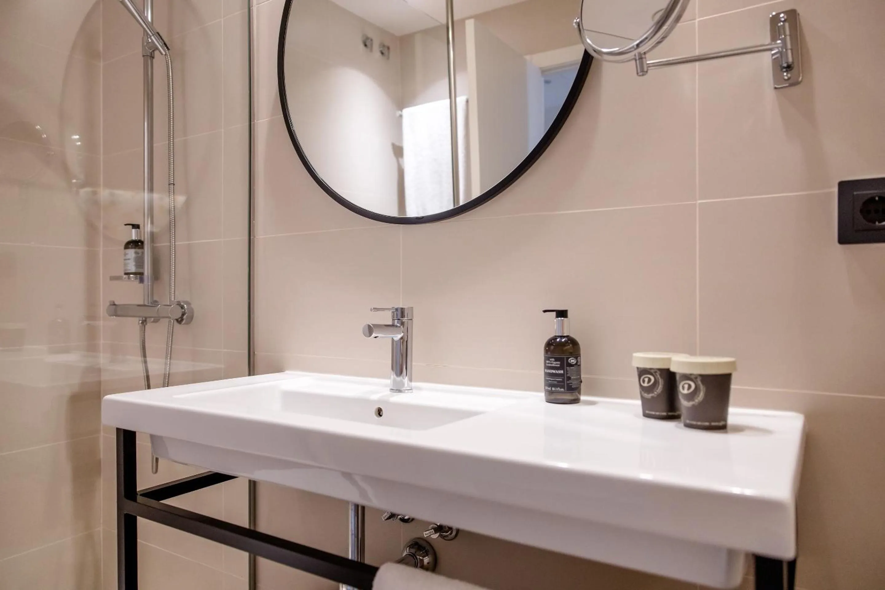 Bathroom in Motel One Madrid-Plaza de España