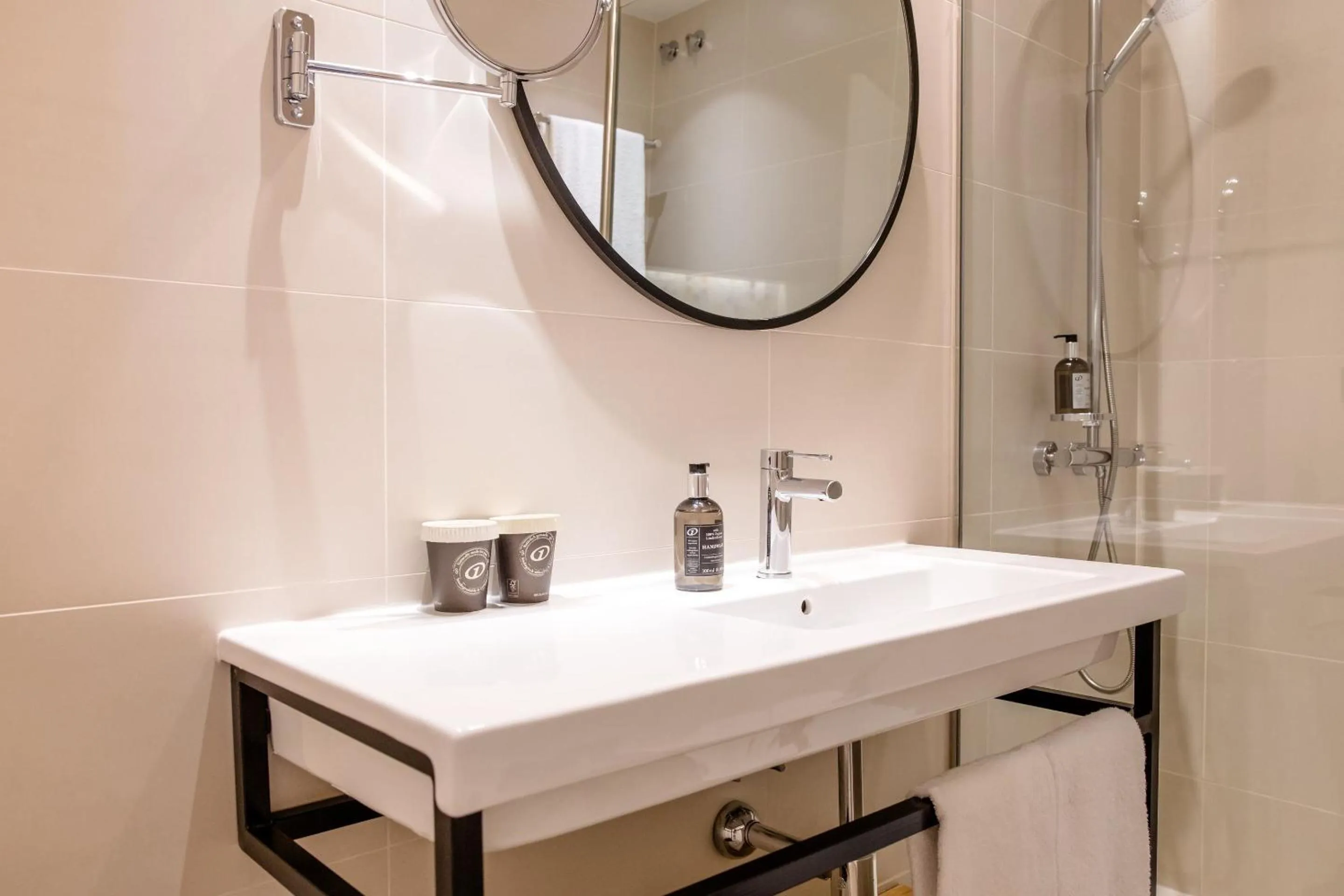 Bathroom in Motel One Madrid-Plaza de España