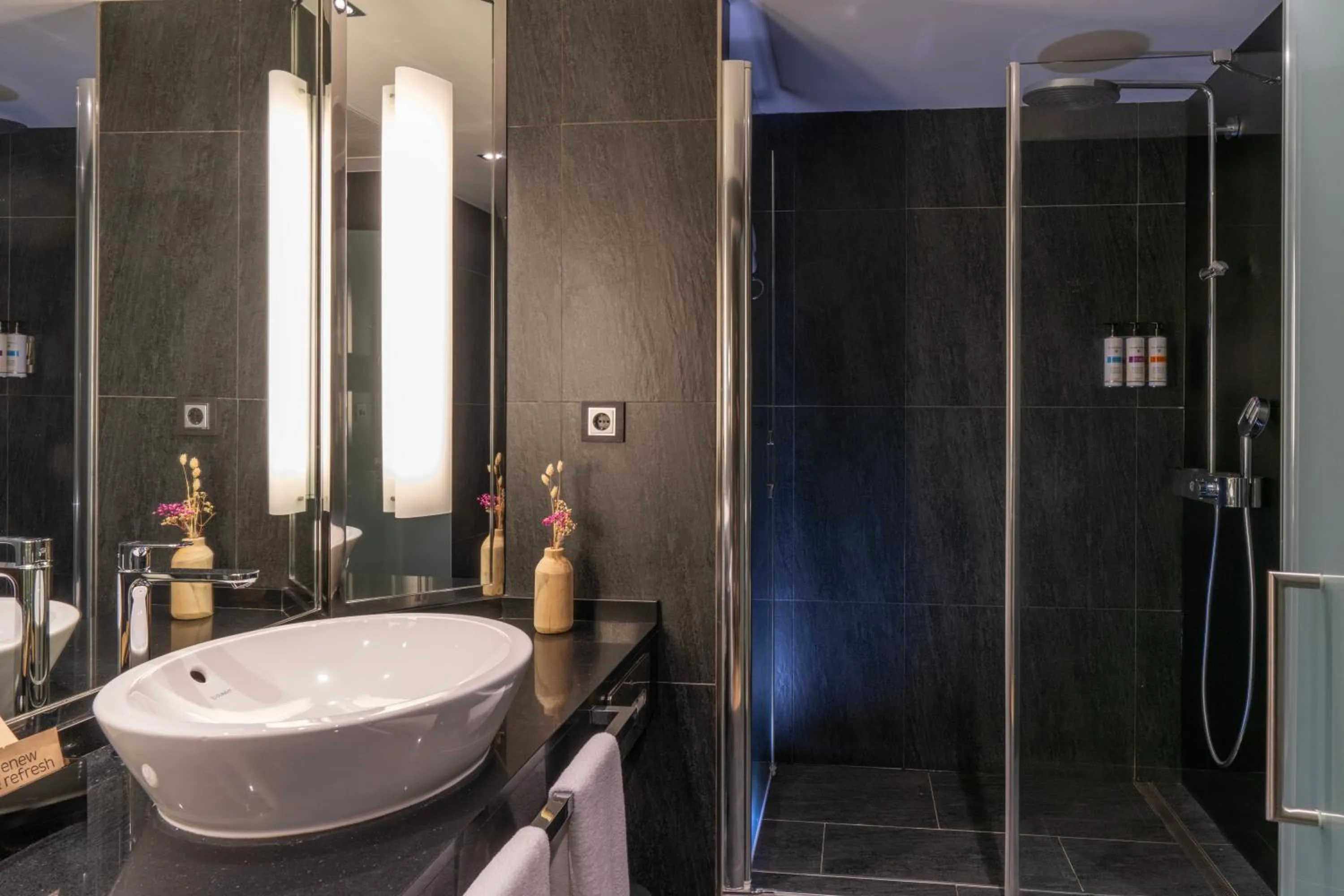 Bathroom in Pullman Madrid Airport & Feria