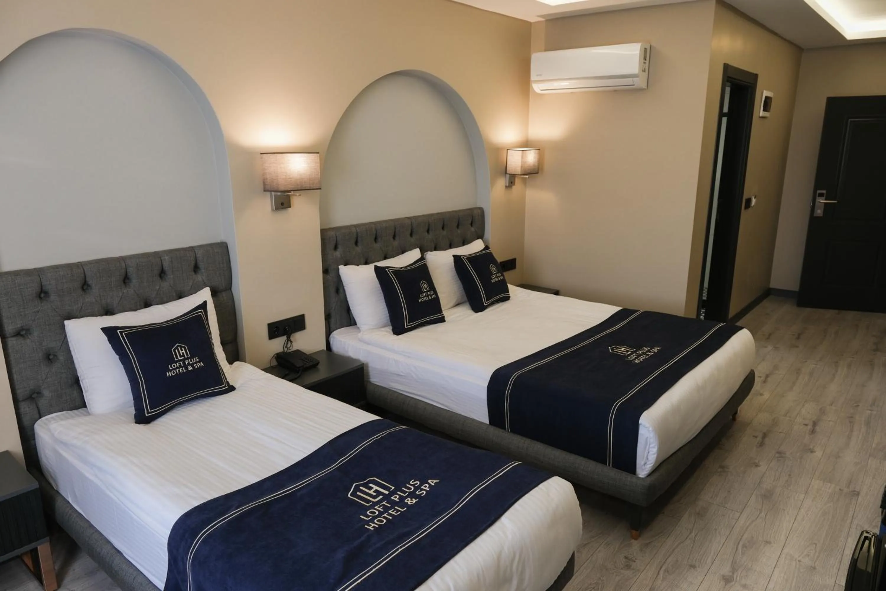 Massage, Bed in Loft Plus Hotel's