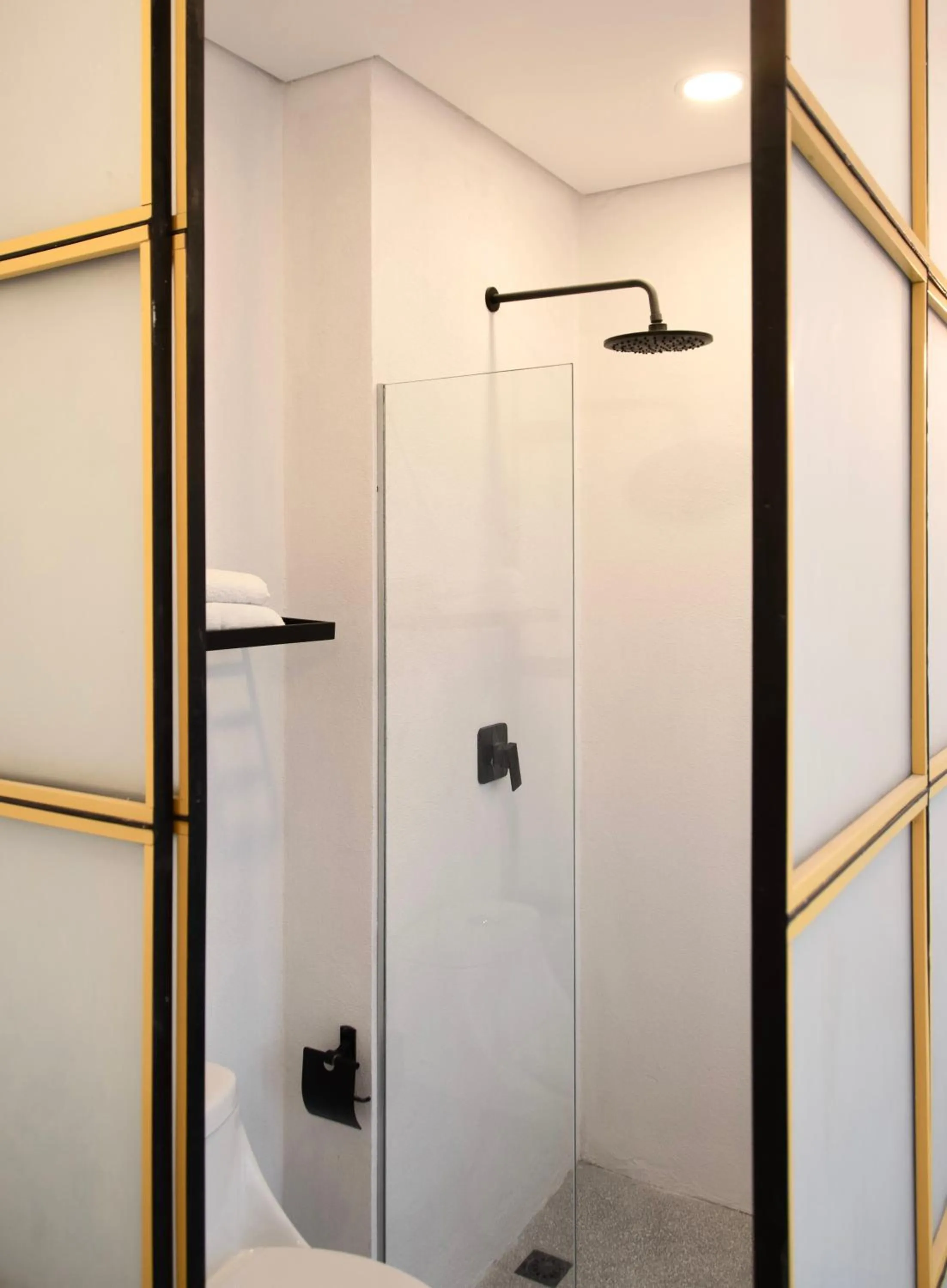 Shower in OASIS TROPICAL HOTEL