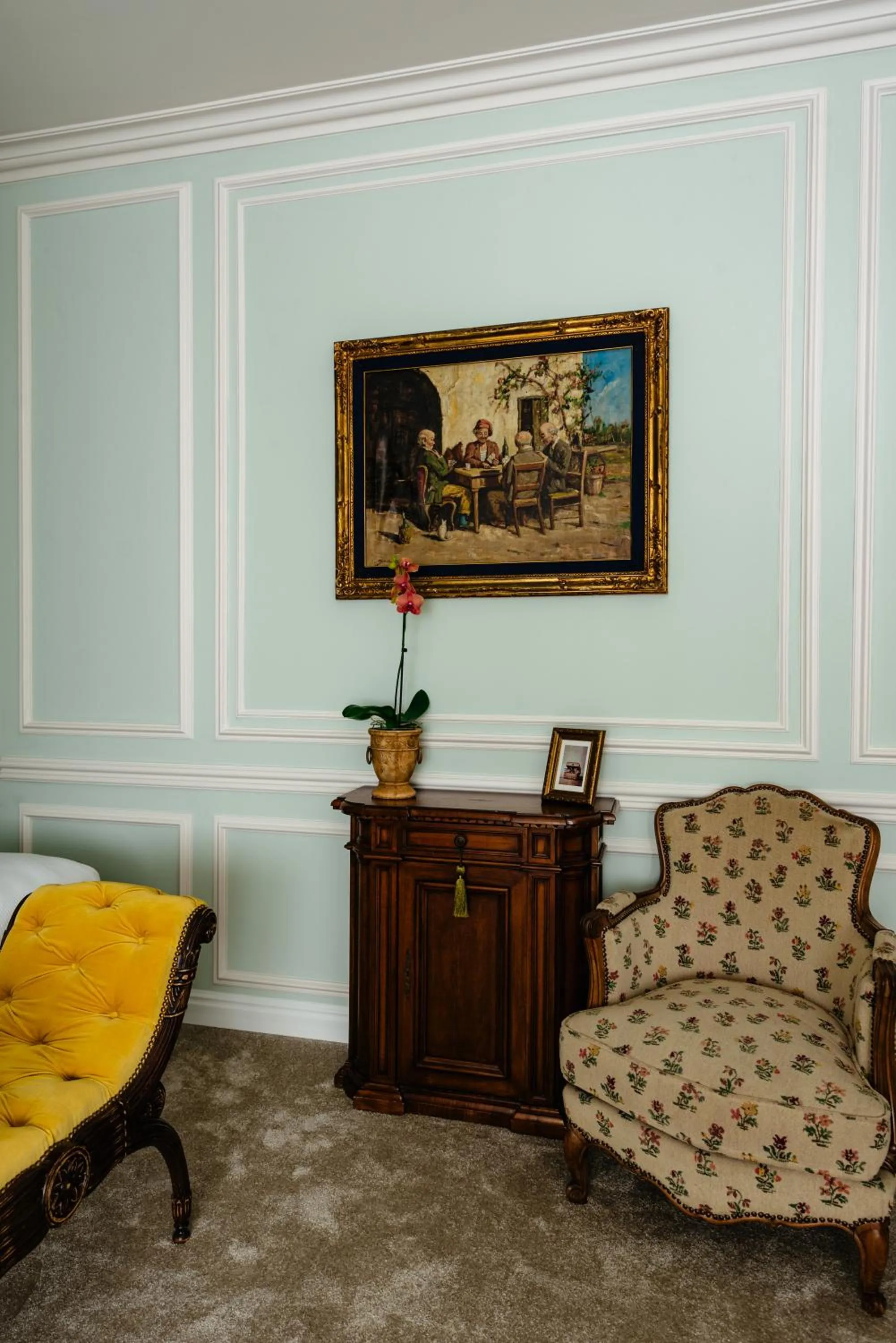 Seating area in Ateneea Luxury Rooms