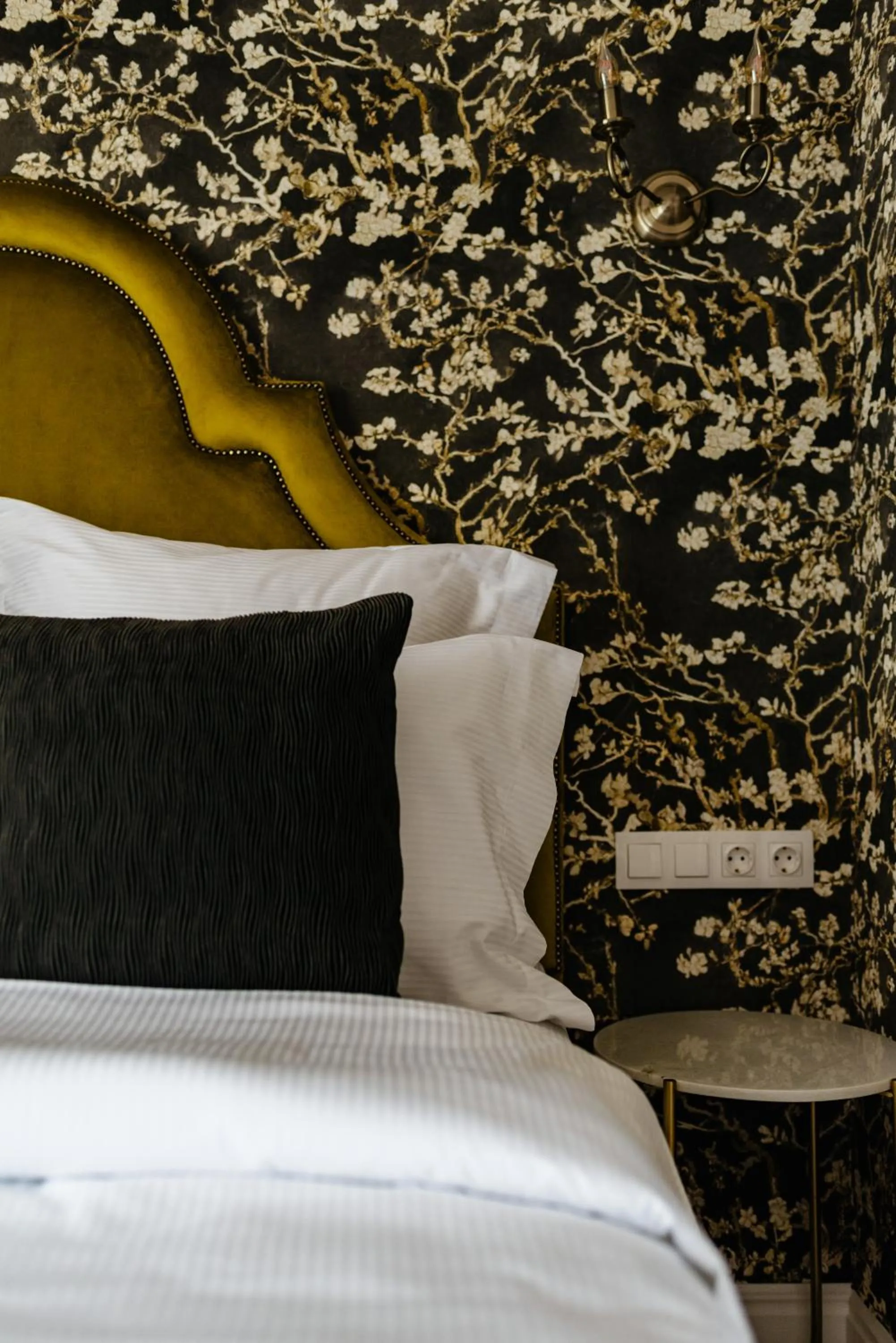 Bed in Ateneea Luxury Rooms