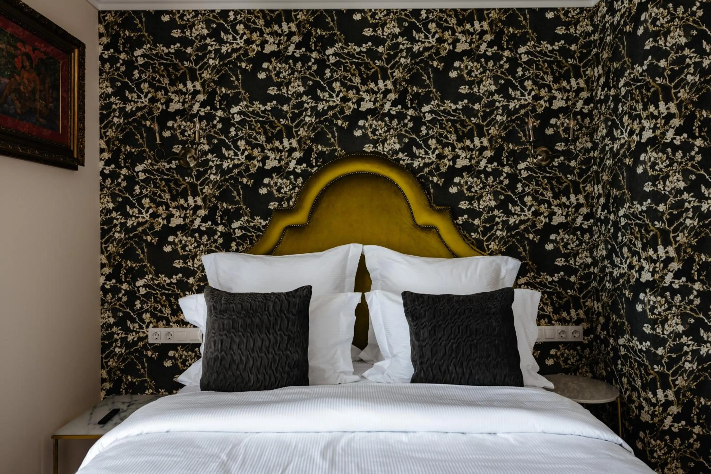 Bed in Ateneea Luxury Rooms