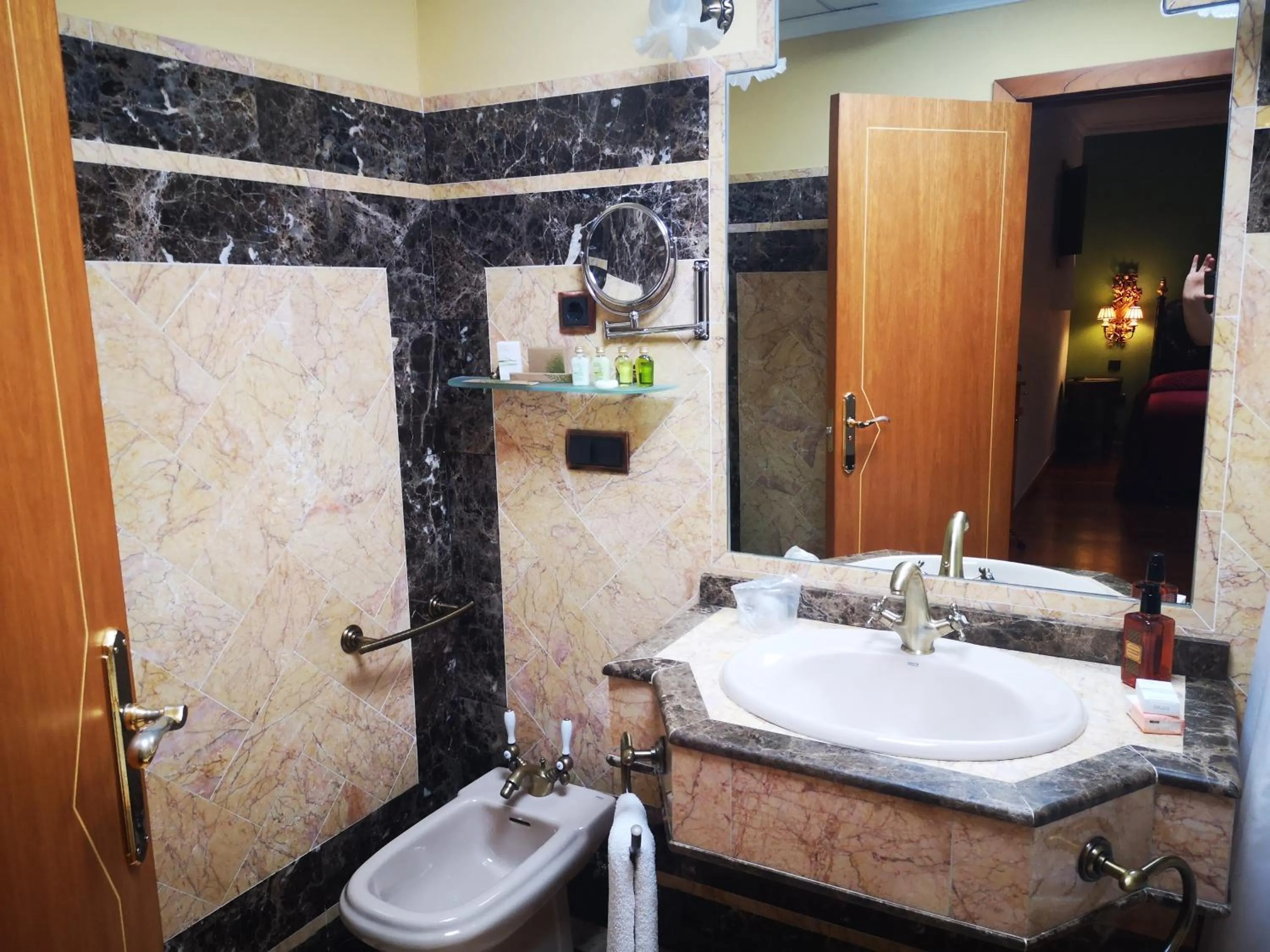 Bathroom in La Llave de la Judería Hotel Boutique