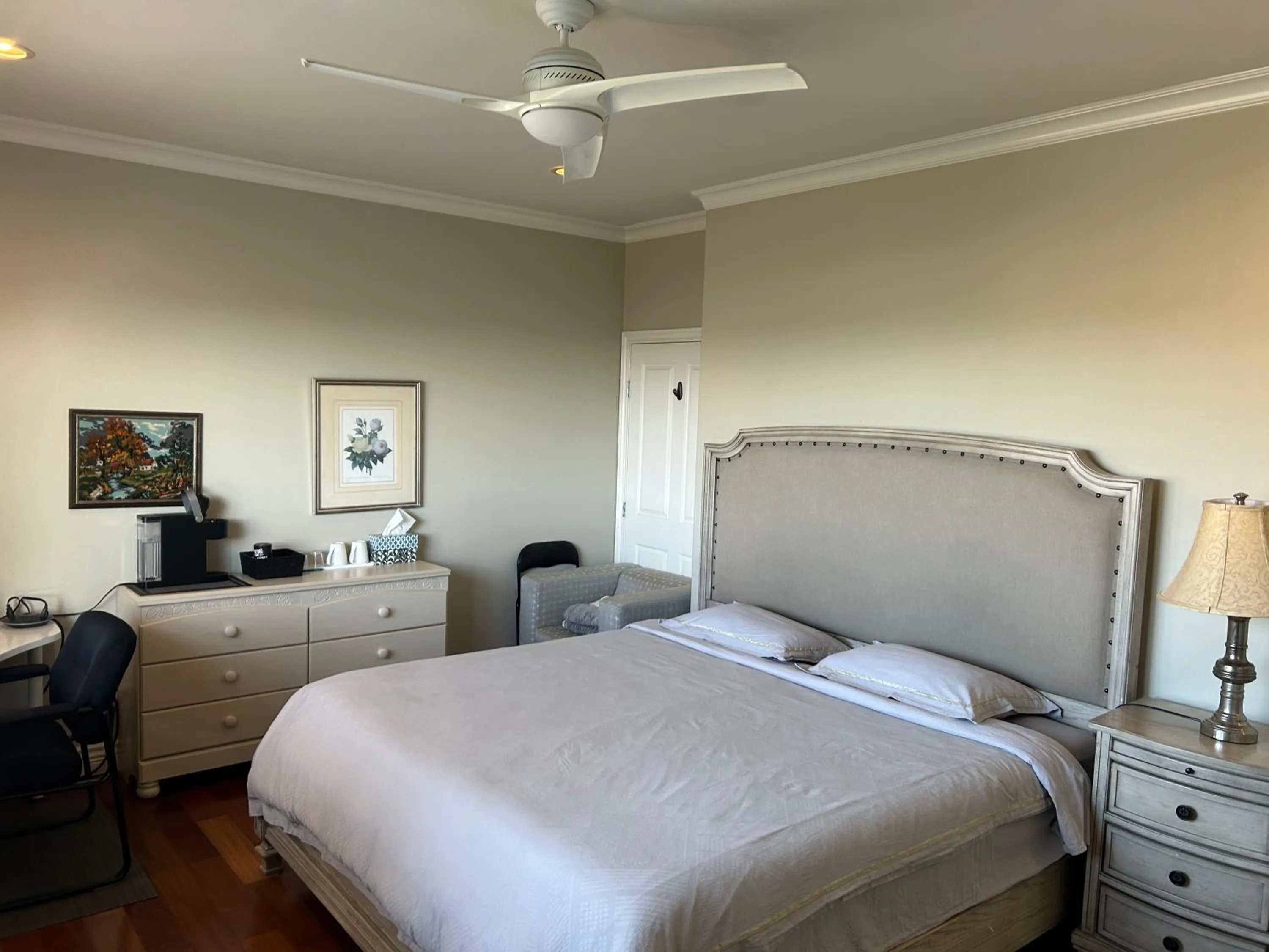 Bed in independent entrance cozy room with private bathroom close to YVR Richmond