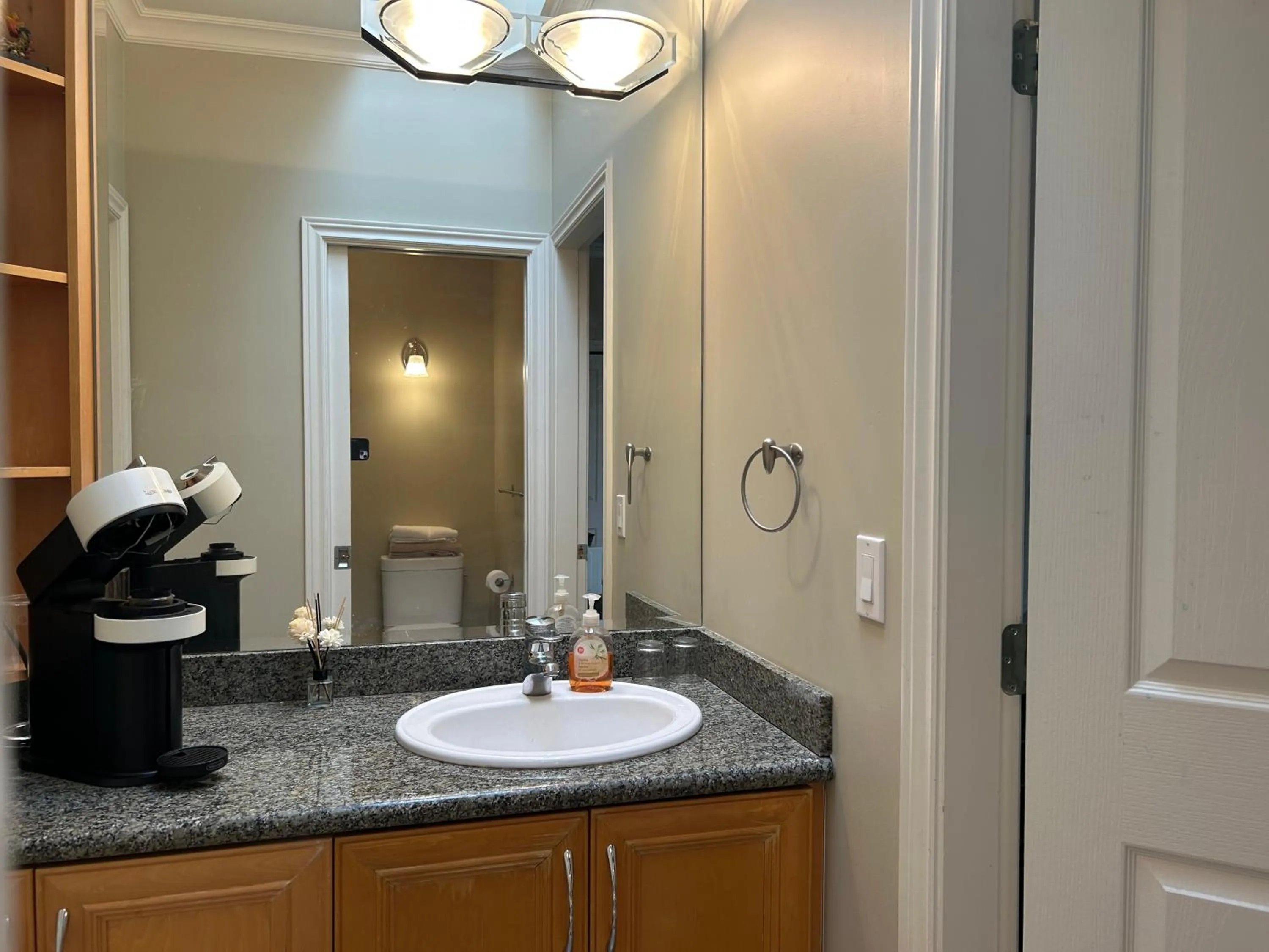 independent entrance cozy room with private bathroom close to YVR Richmond