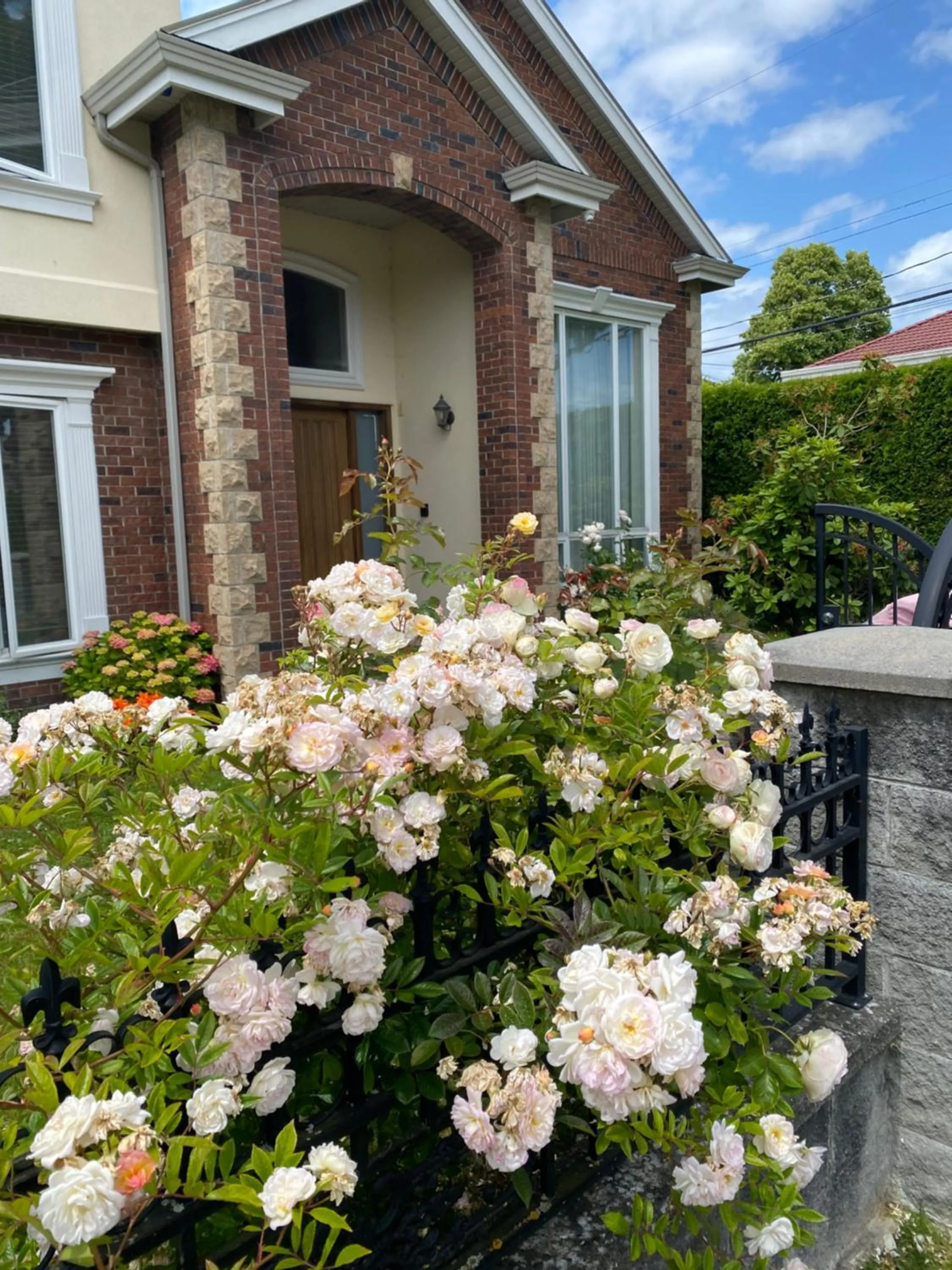 A independent entrance bedroom with private bathroom close to YVR Richmond