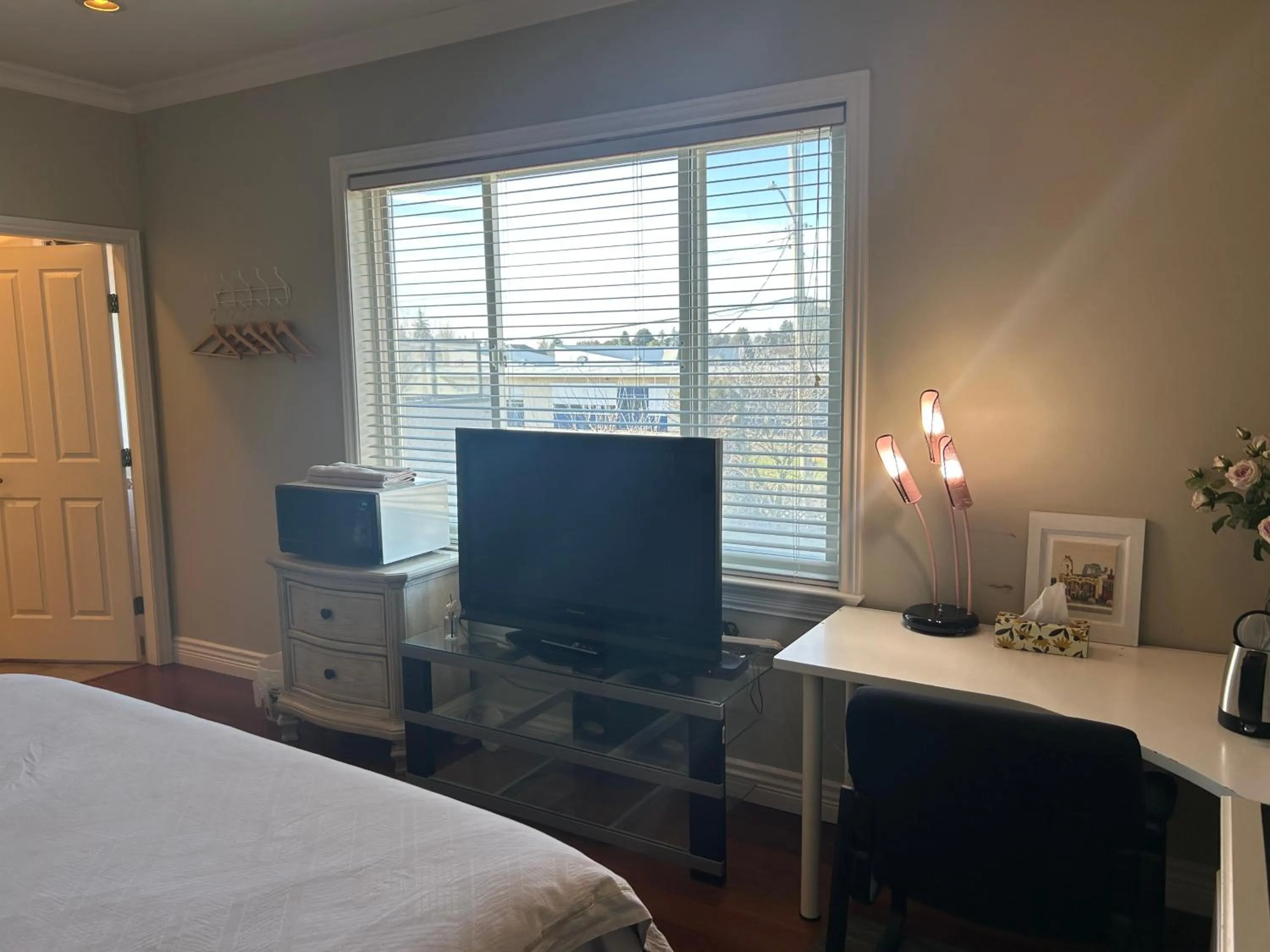 Bed in independent entrance cozy room with private bathroom close to YVR Richmond