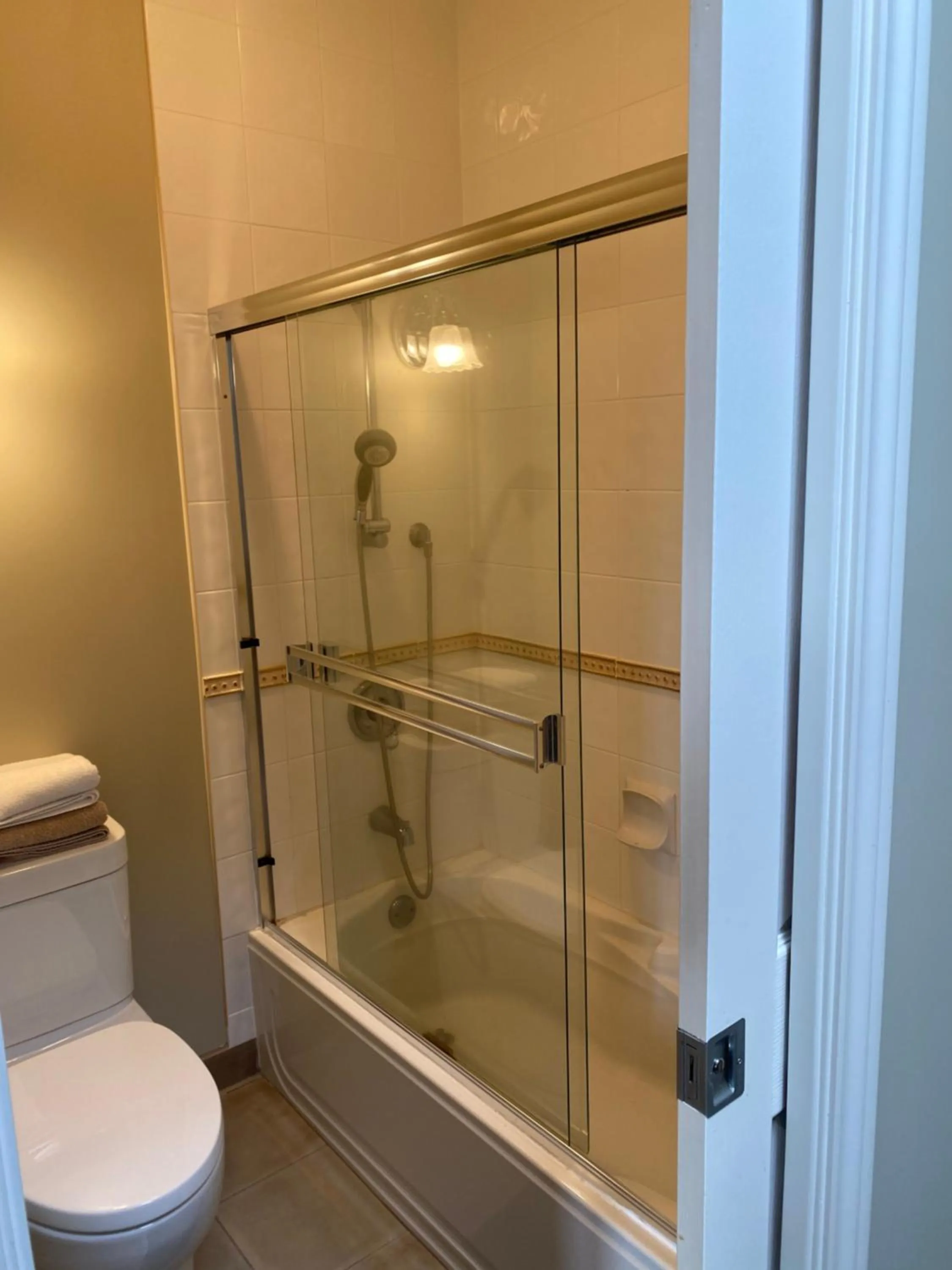 independent entrance cozy room with private bathroom close to YVR Richmond